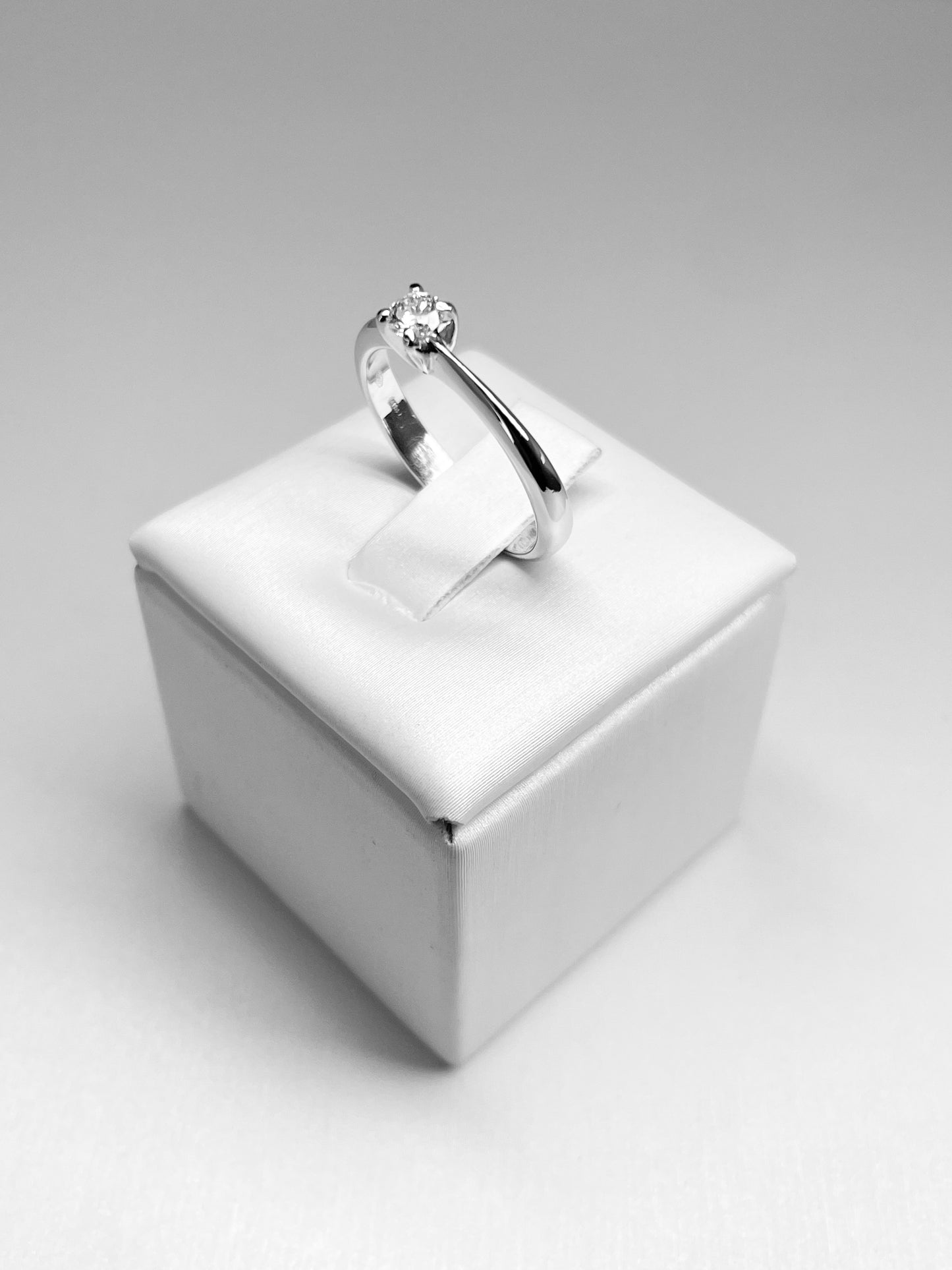 Anello Solitario Oro e Diamanti 0,15 ct