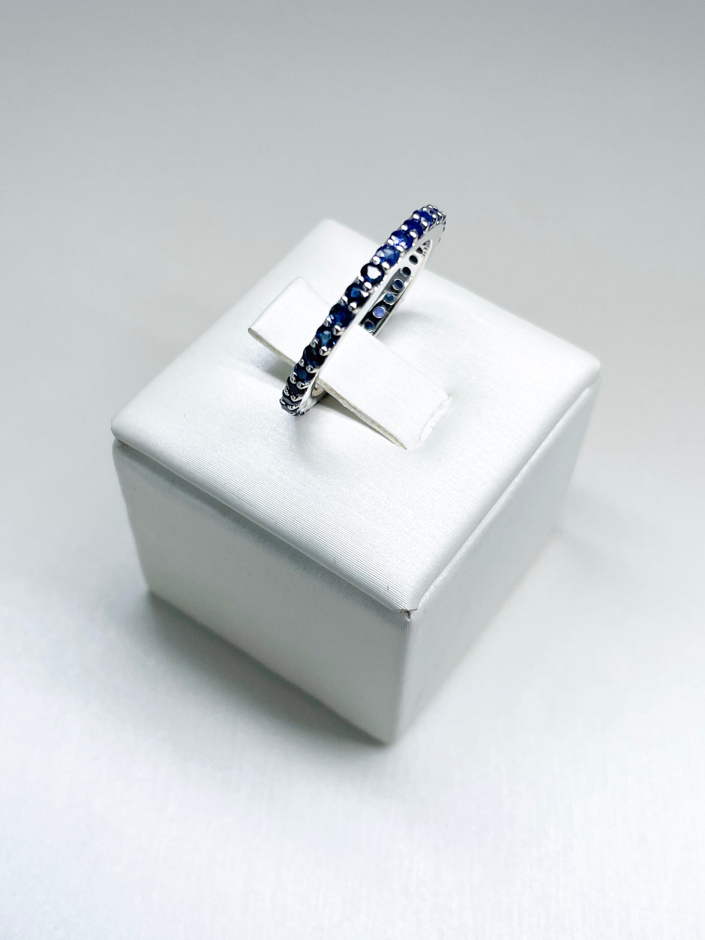 Anello Eternity con Zaffiri