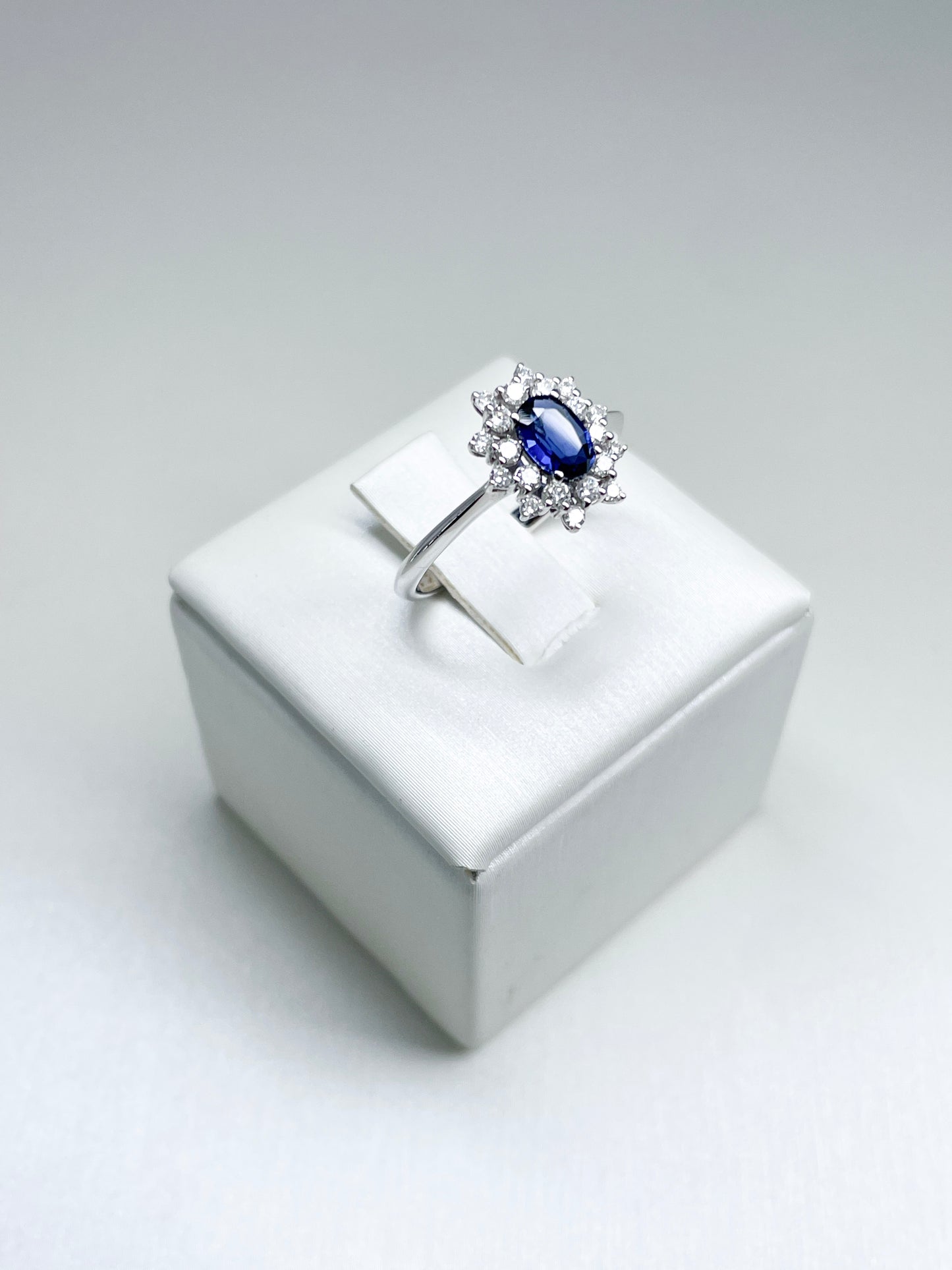 Anello Lady Diana con Zaffiro e Diamanti