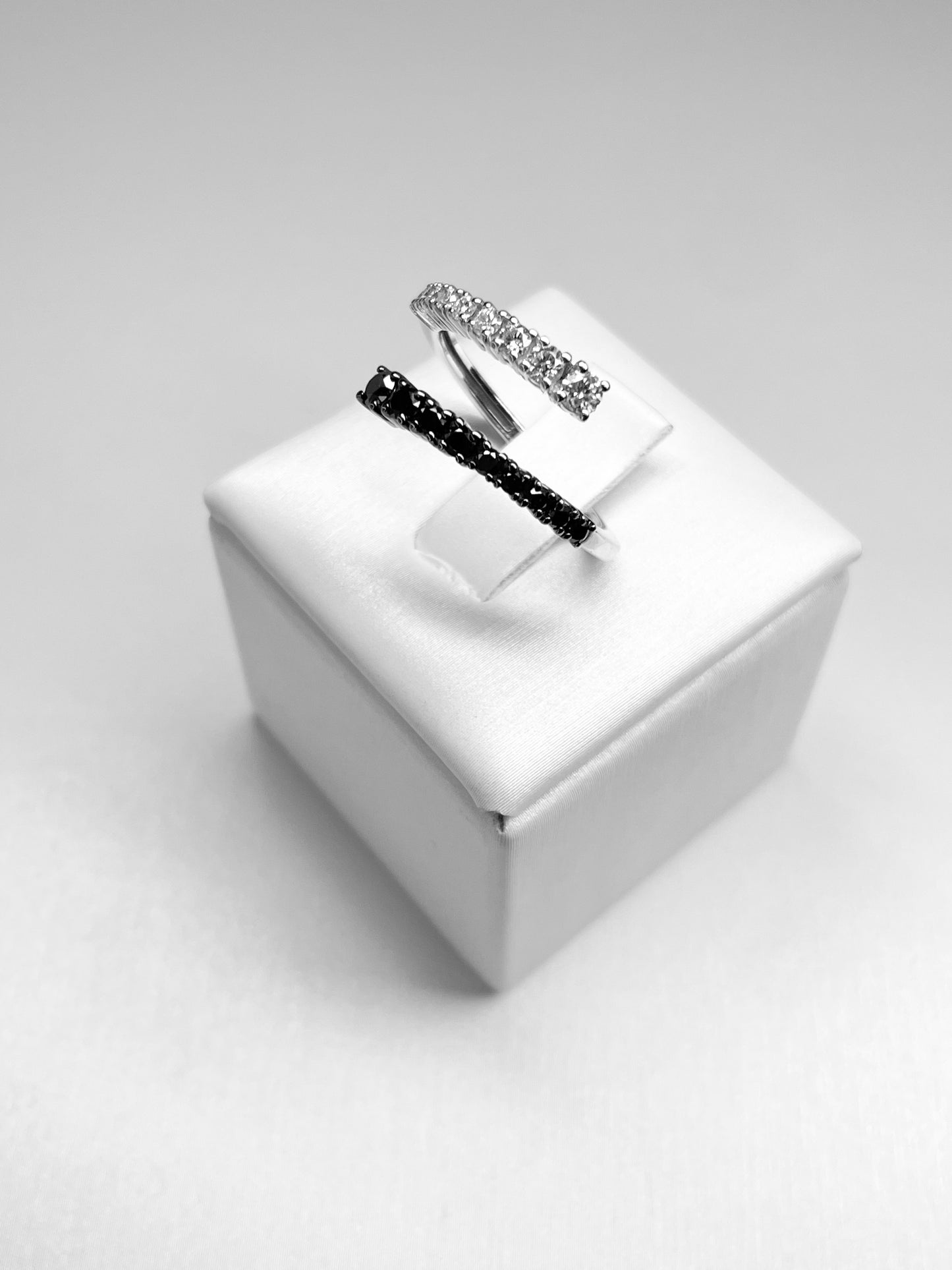 Anello Contrariè Diamanti Bianchi e Diamanti Neri
