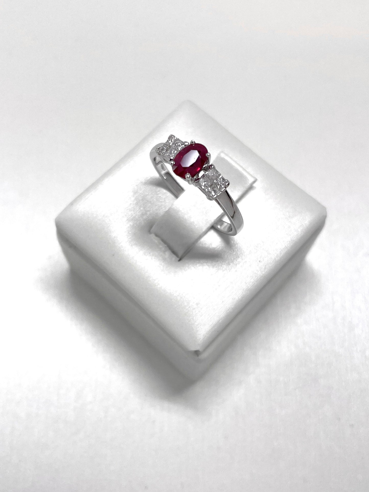 Anello Trilogy in Oro Bianco con Rubino e Diamanti