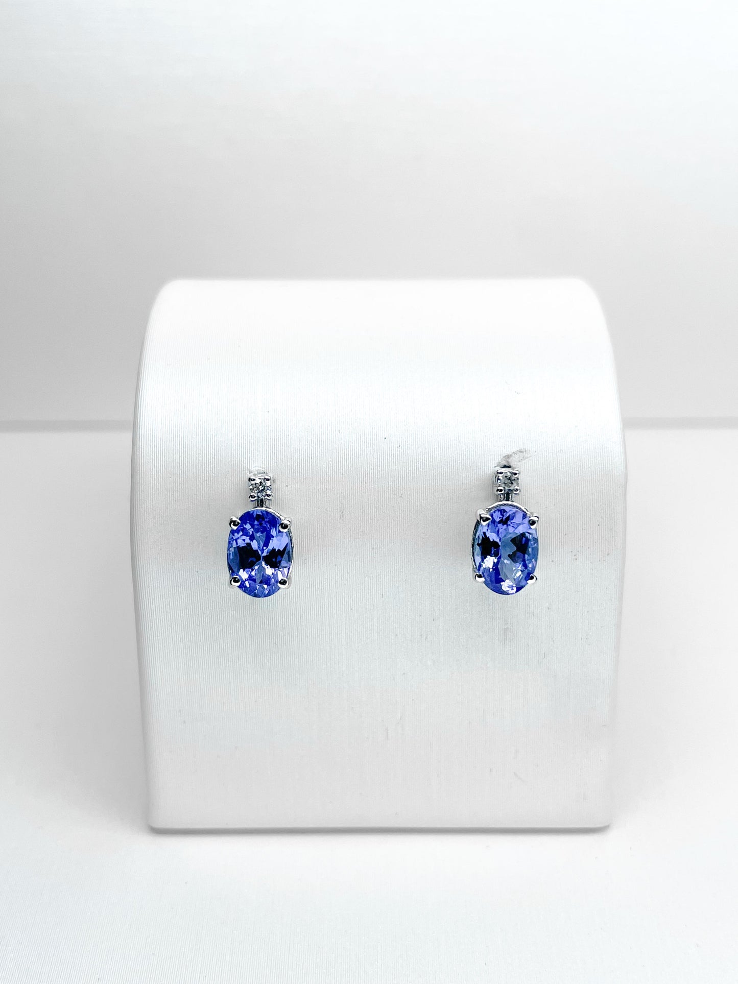 Orecchini a Perno in Oro Bianco con Tanzanite e Diamanti