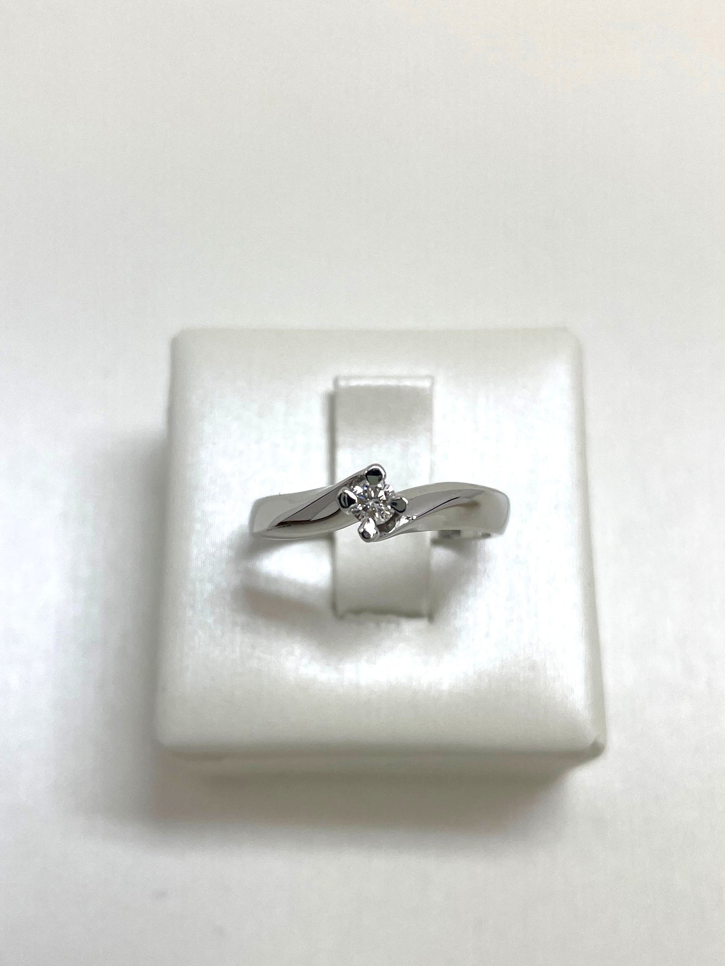Anello Valentino Oro e Diamanti 0.12 ct
