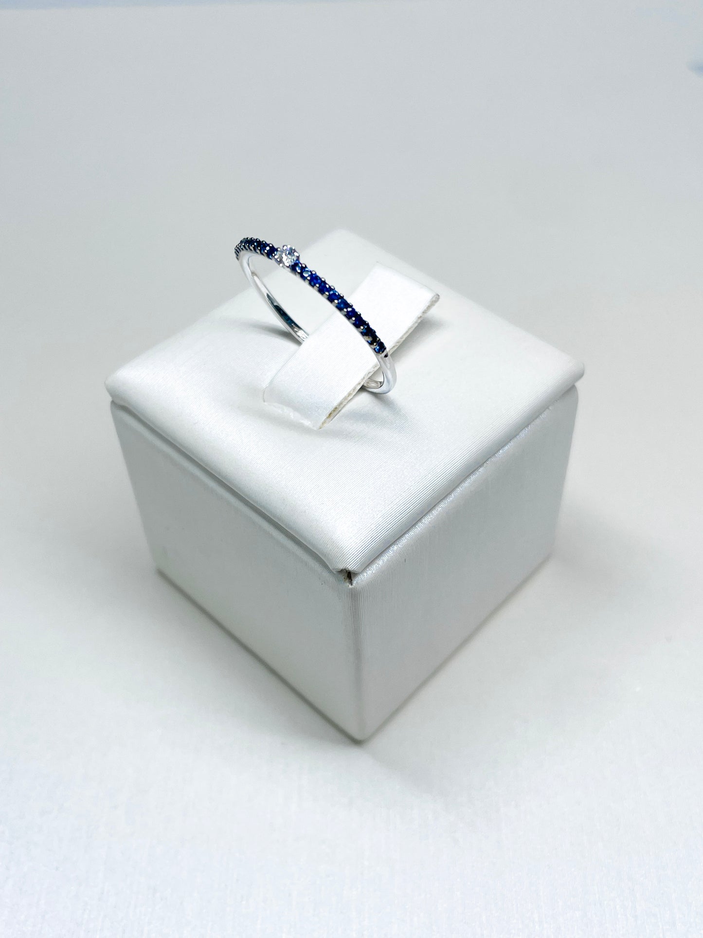 Anello a Fascia con Zaffiri e Diamante