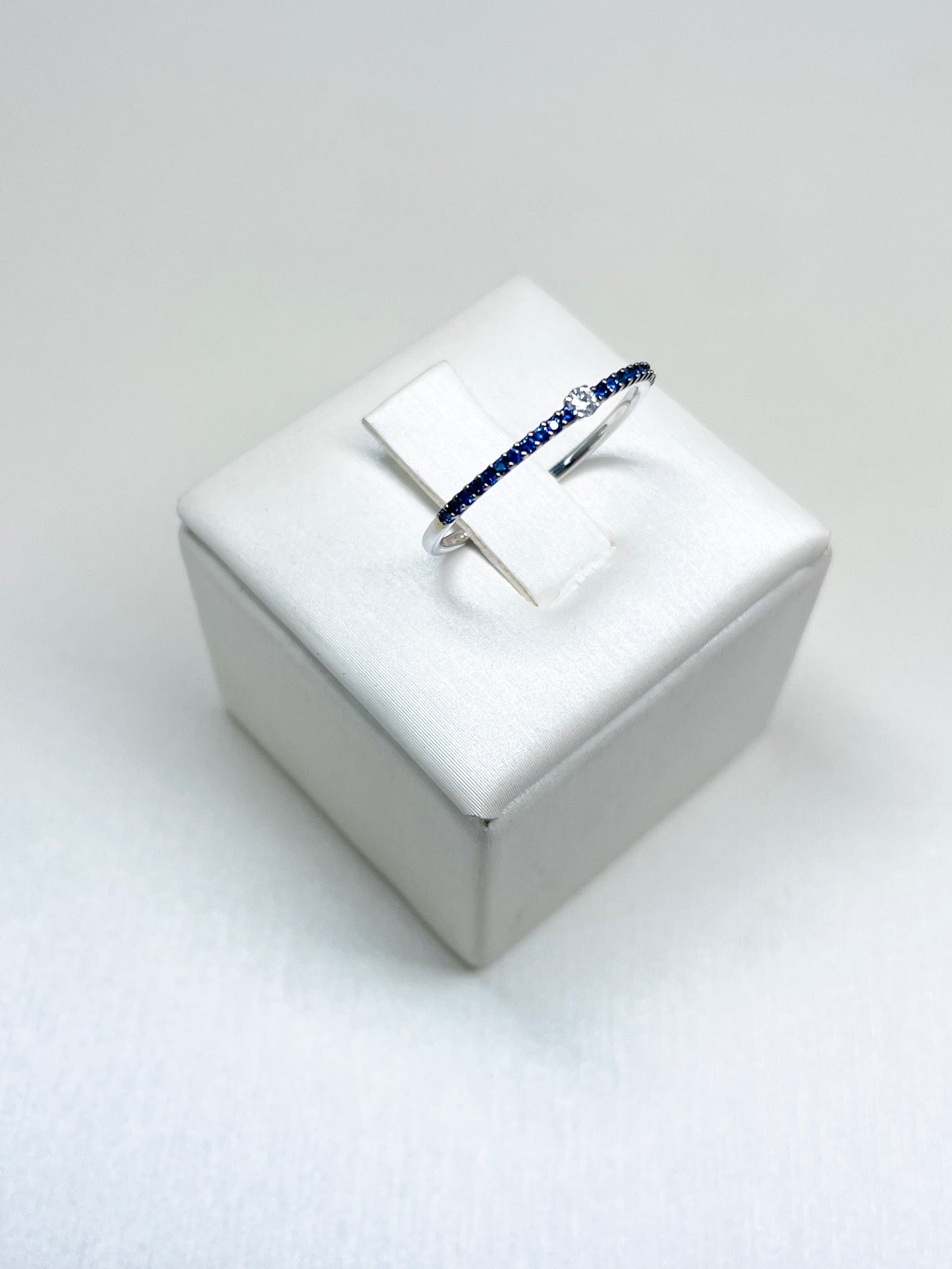Anello a Fascia con Zaffiri e Diamante