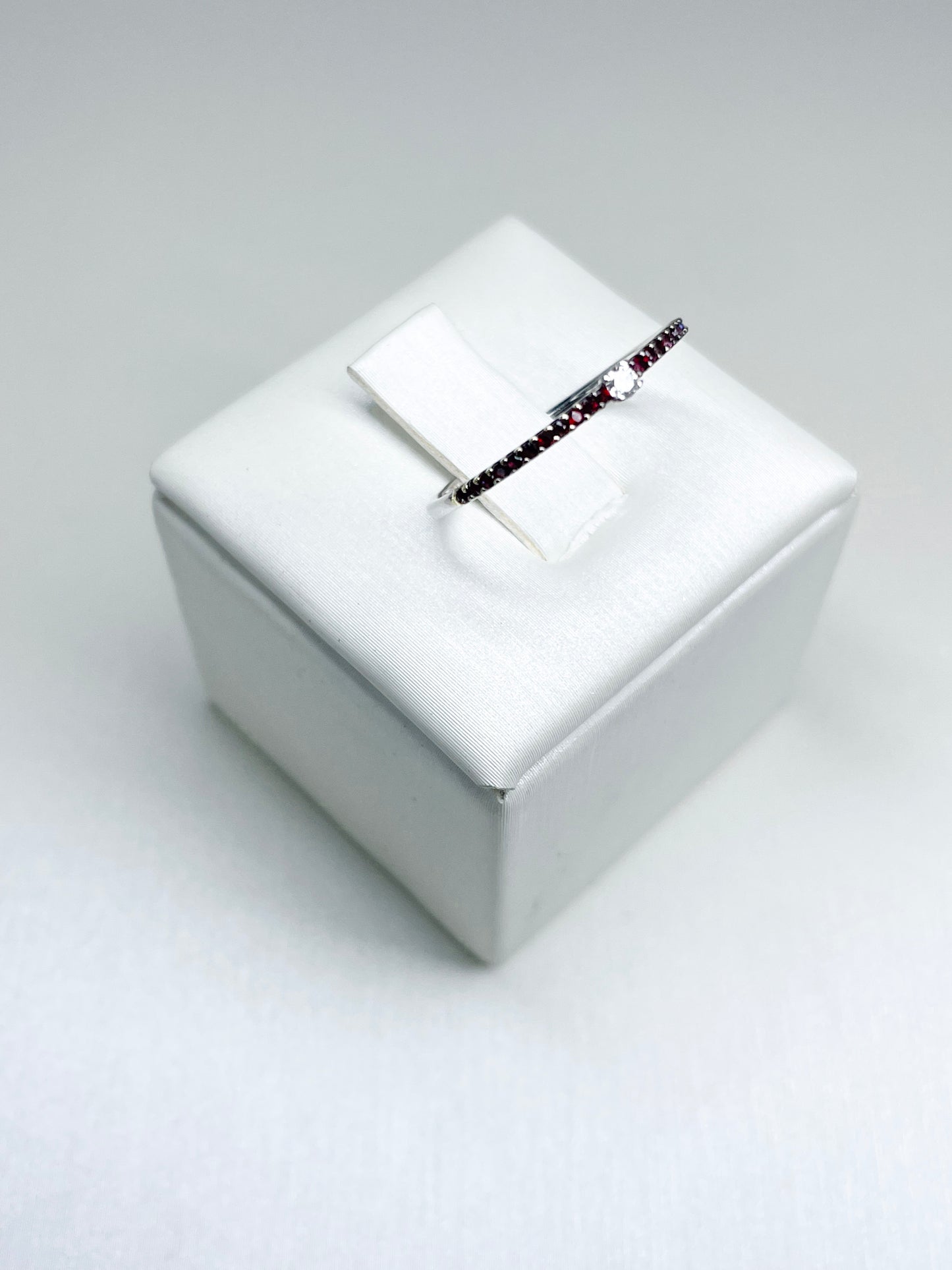 Anello a Fascia con Rubini e Diamante