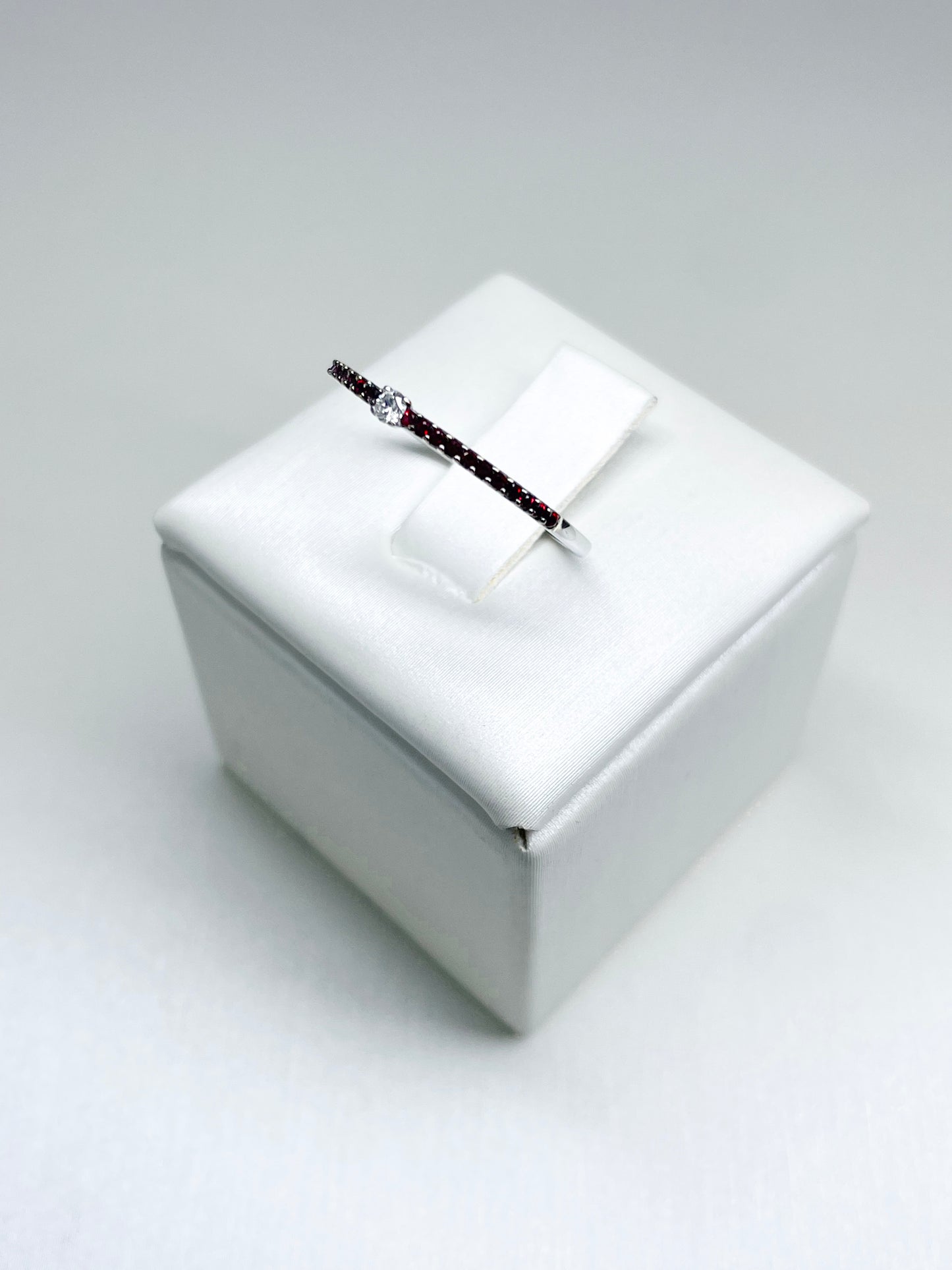Anello a Fascia con Rubini e Diamante