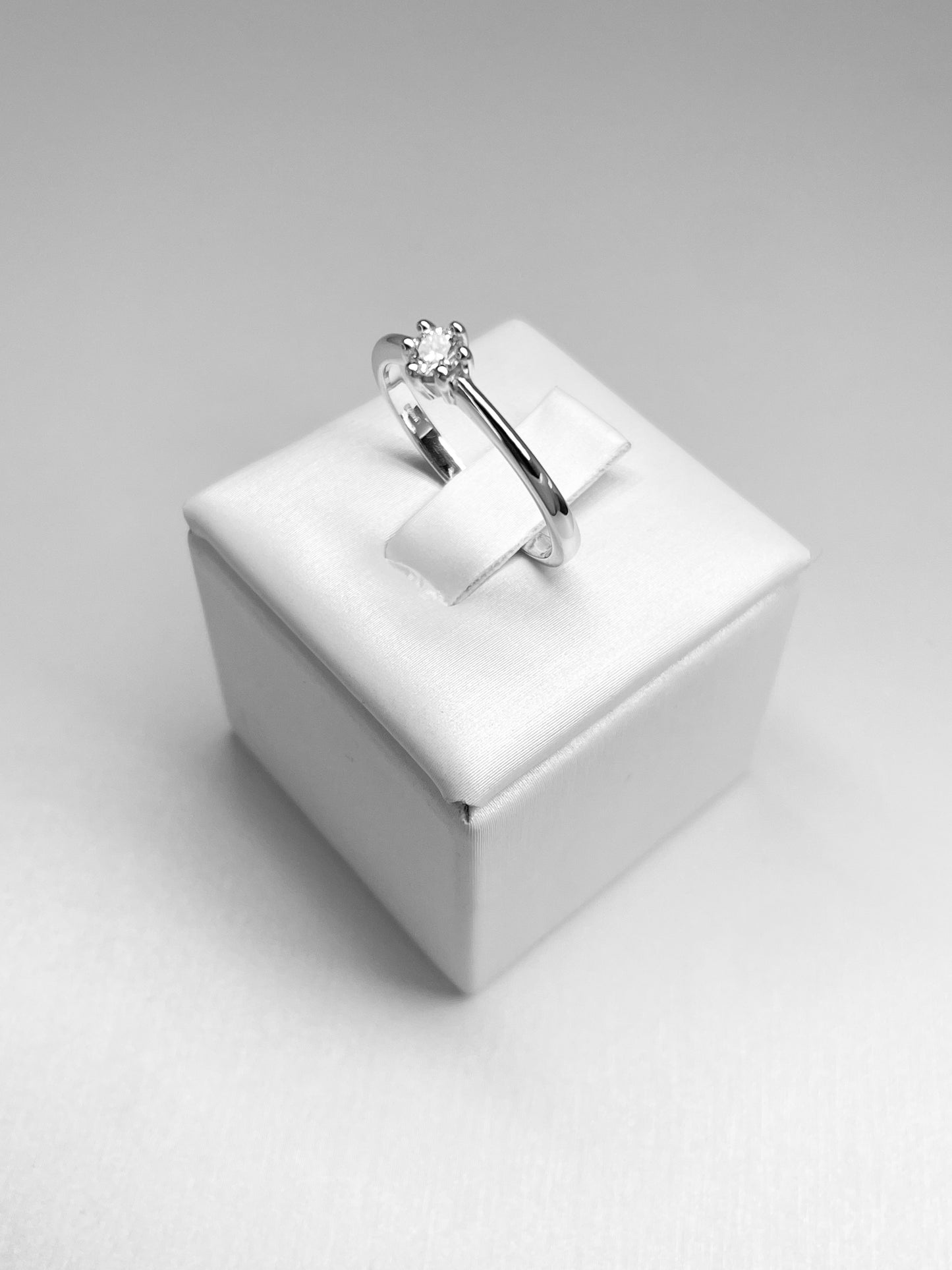 Anello 6 Griffe con Diamante