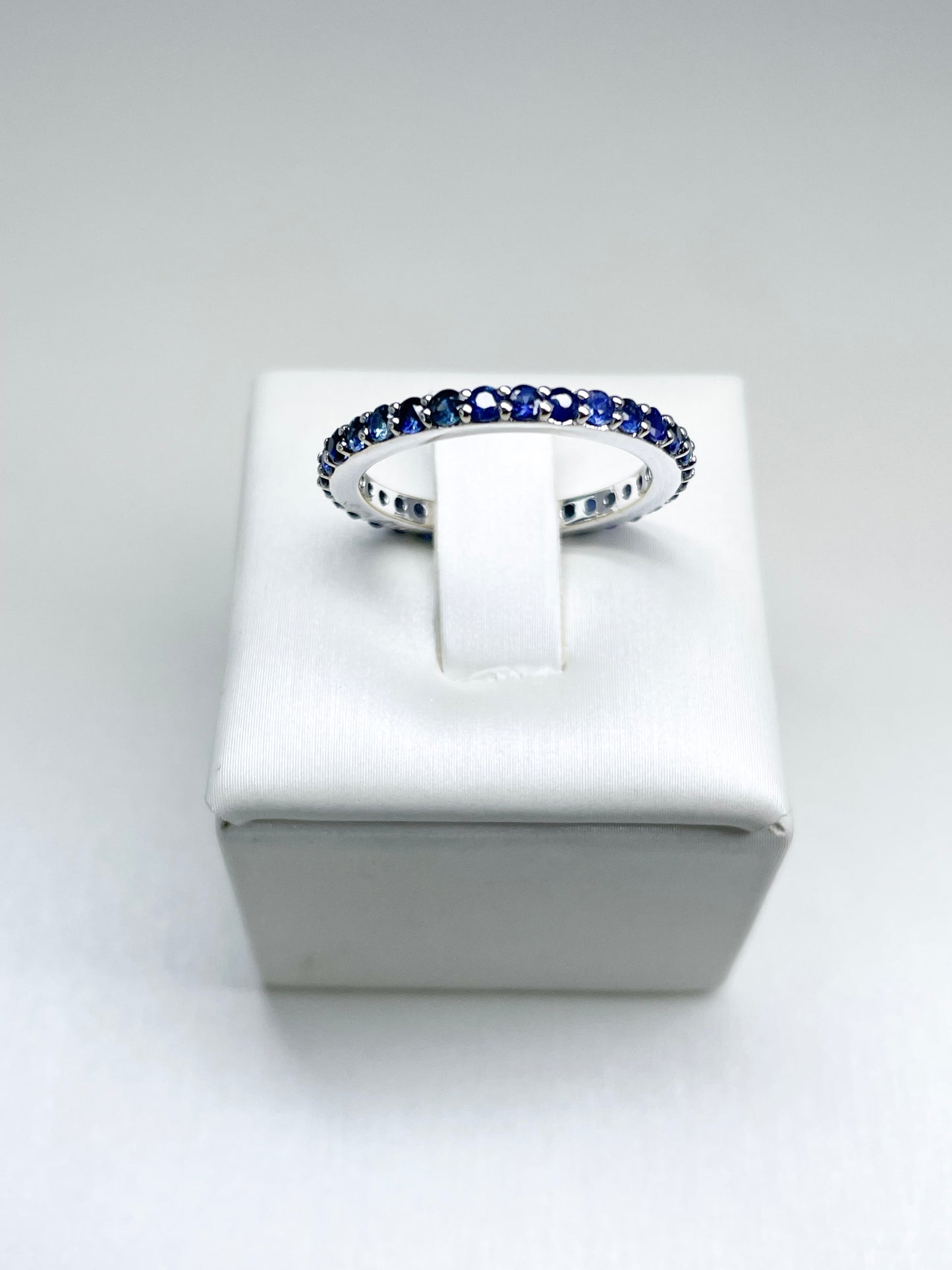 Anello Eternity con Zaffiri