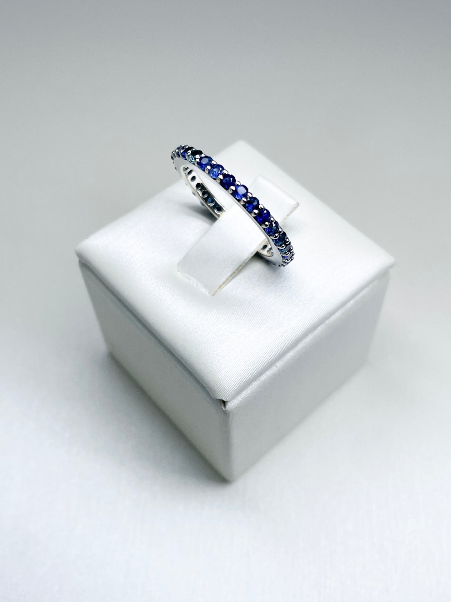 Anello Eternity con Zaffiri