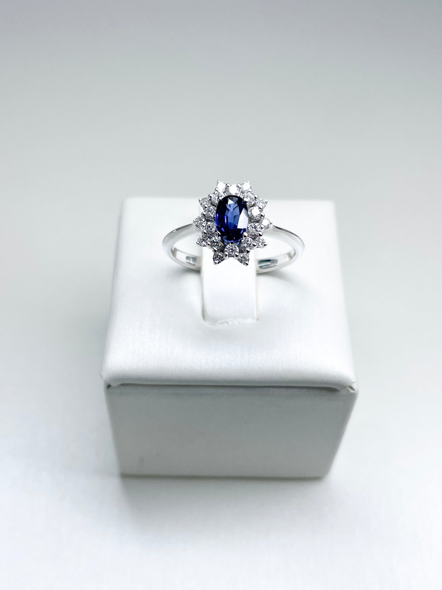 Anello Lady Diana con Zaffiro e Diamanti