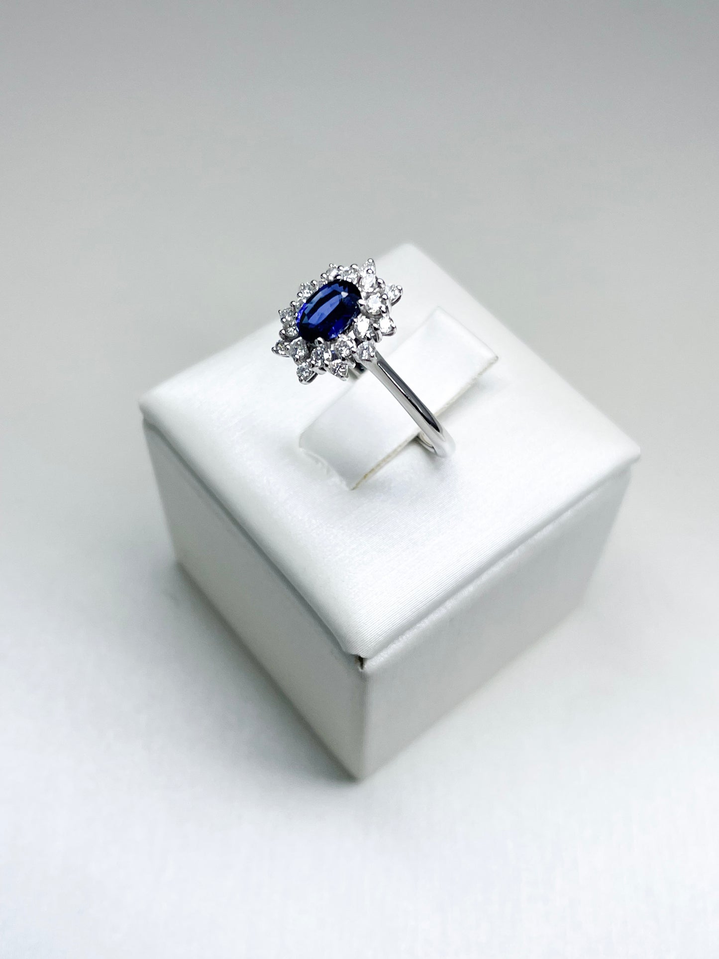 Anello Lady Diana con Zaffiro e Diamanti