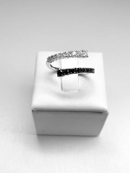 Anello Contrariè Diamanti Bianchi e Diamanti Neri