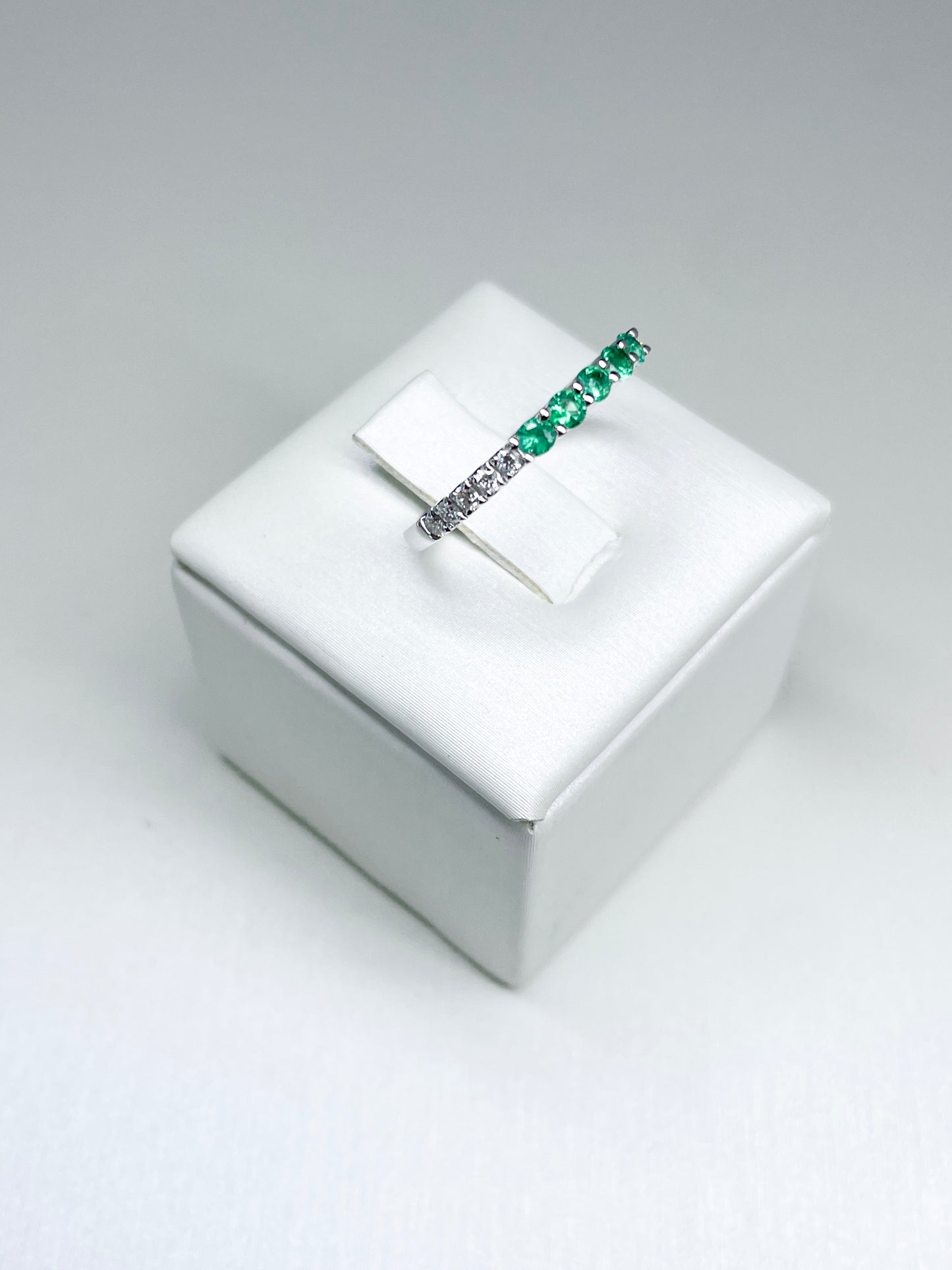 Anello Fascia con Smeraldi e Diamanti