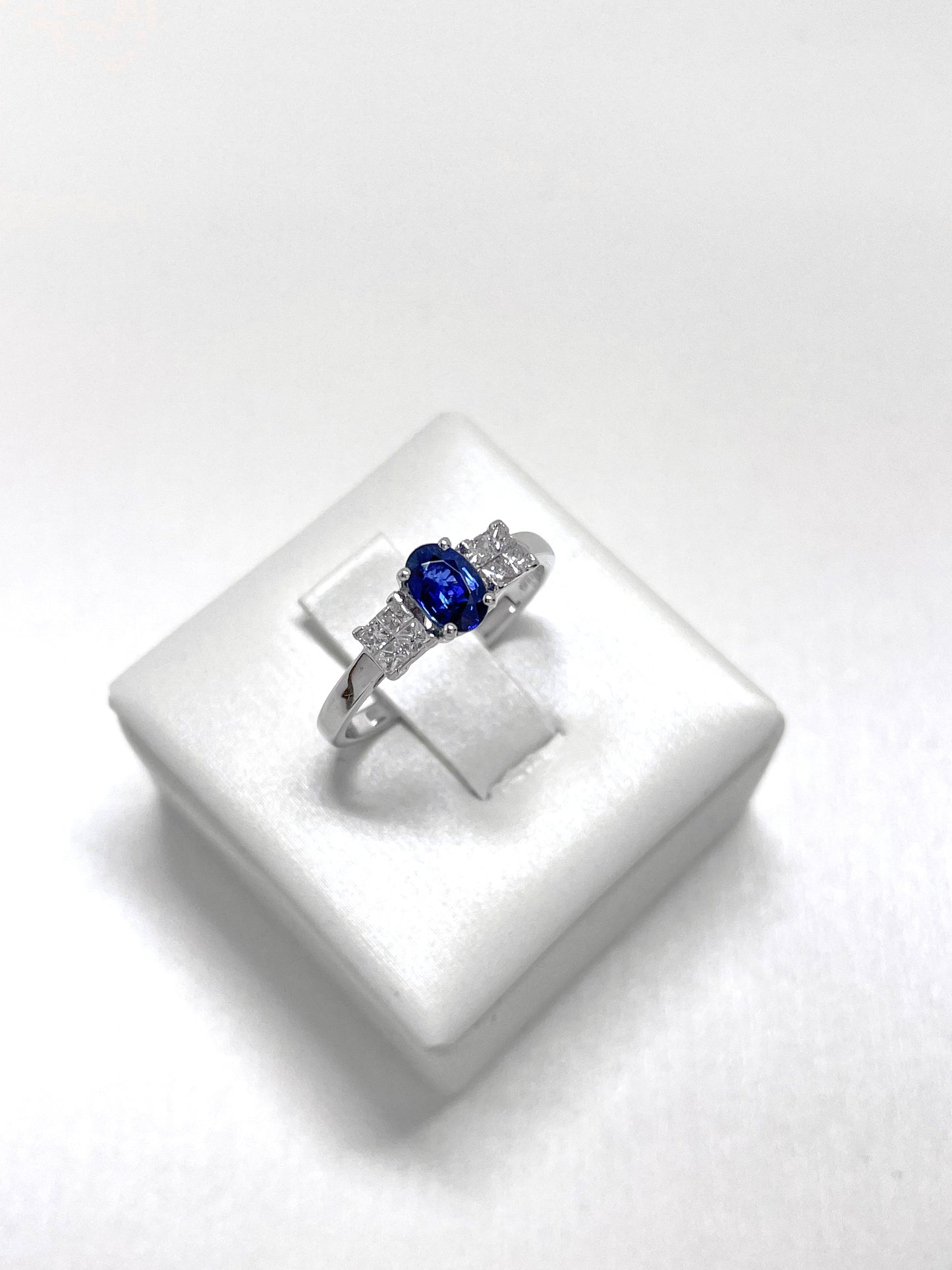 Anello Trilogy in Oro Bianco con Zaffiro e Diamanti