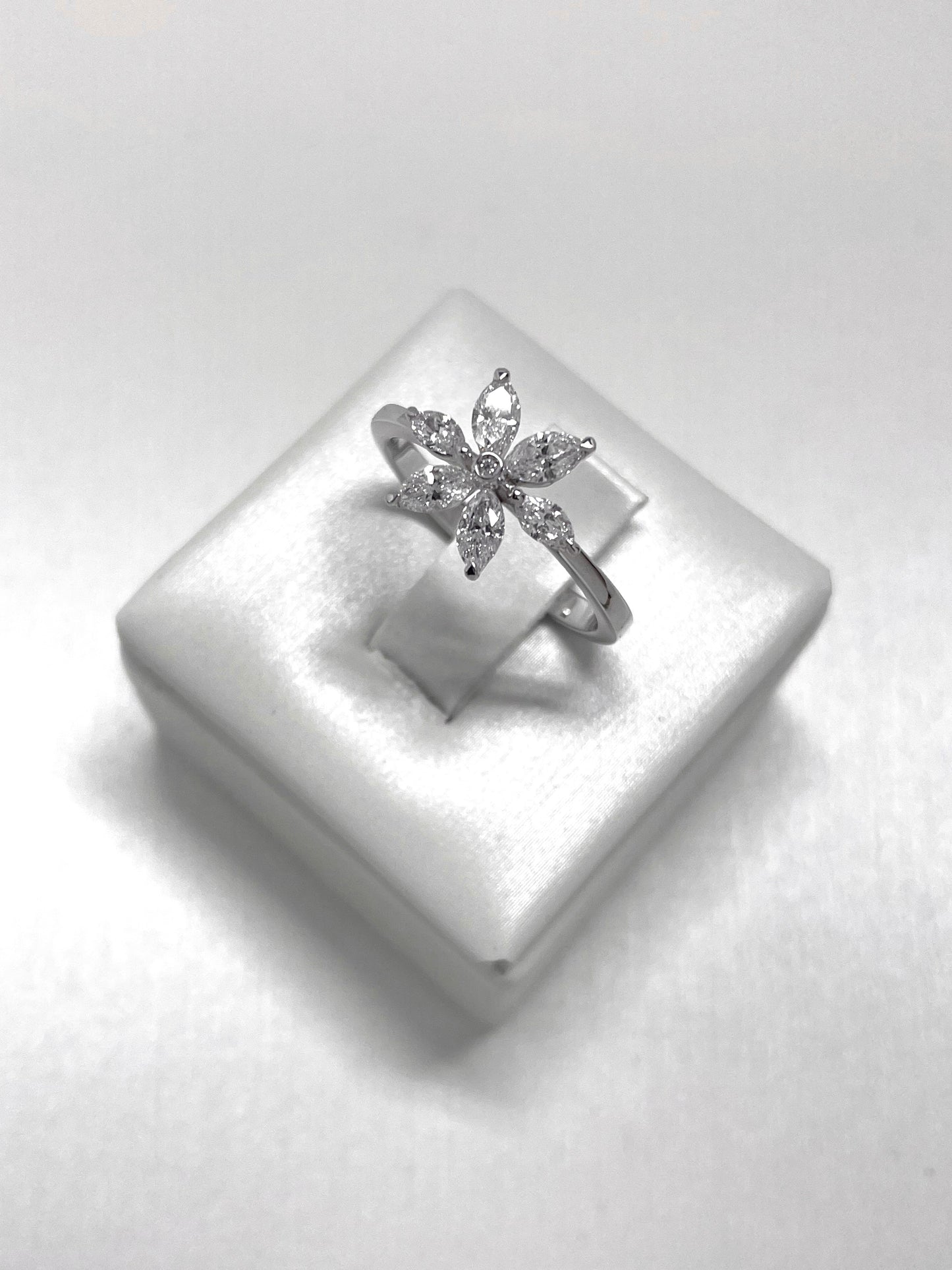 Anello Solitario Oro e Diamanti Baguette
