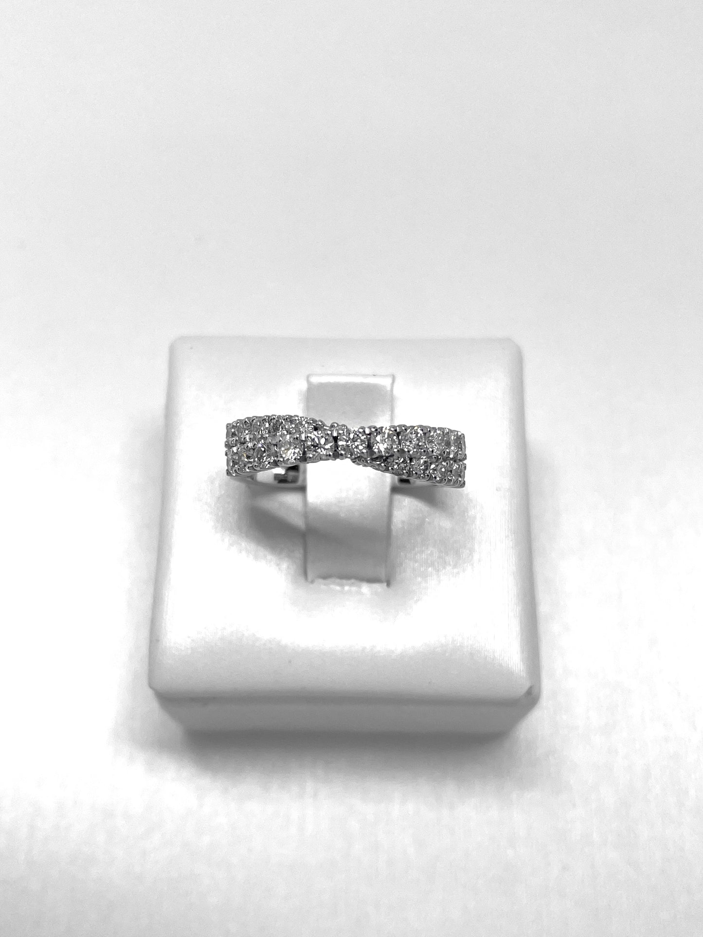 Anello Fascia in Oro Bianco con Diamanti