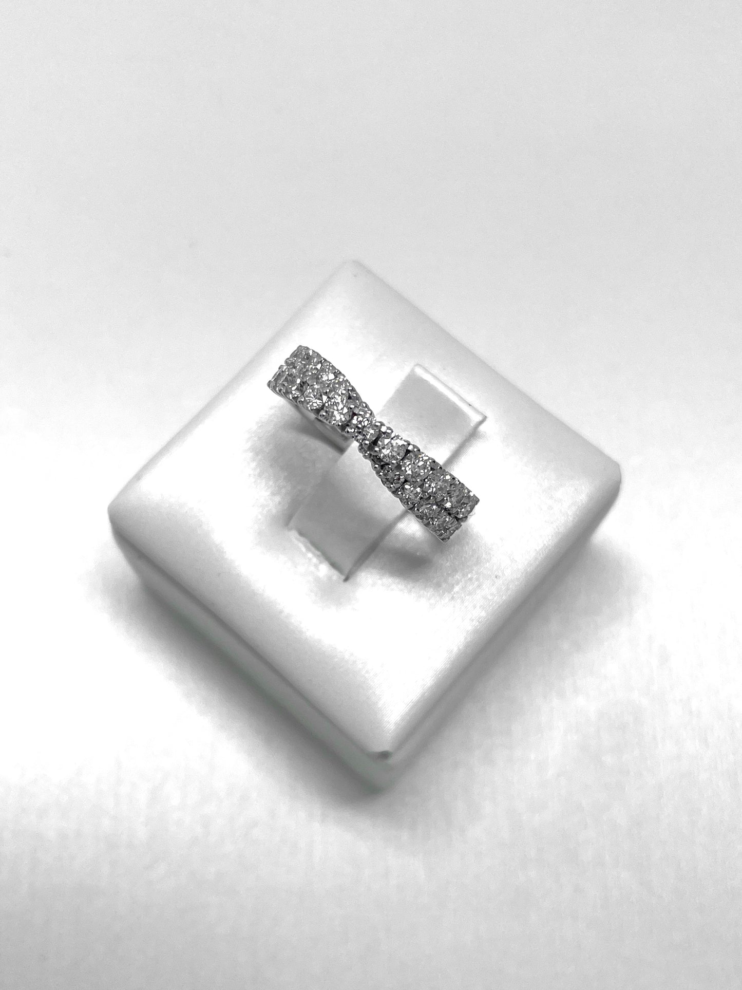 Anello Fascia in Oro Bianco con Diamanti