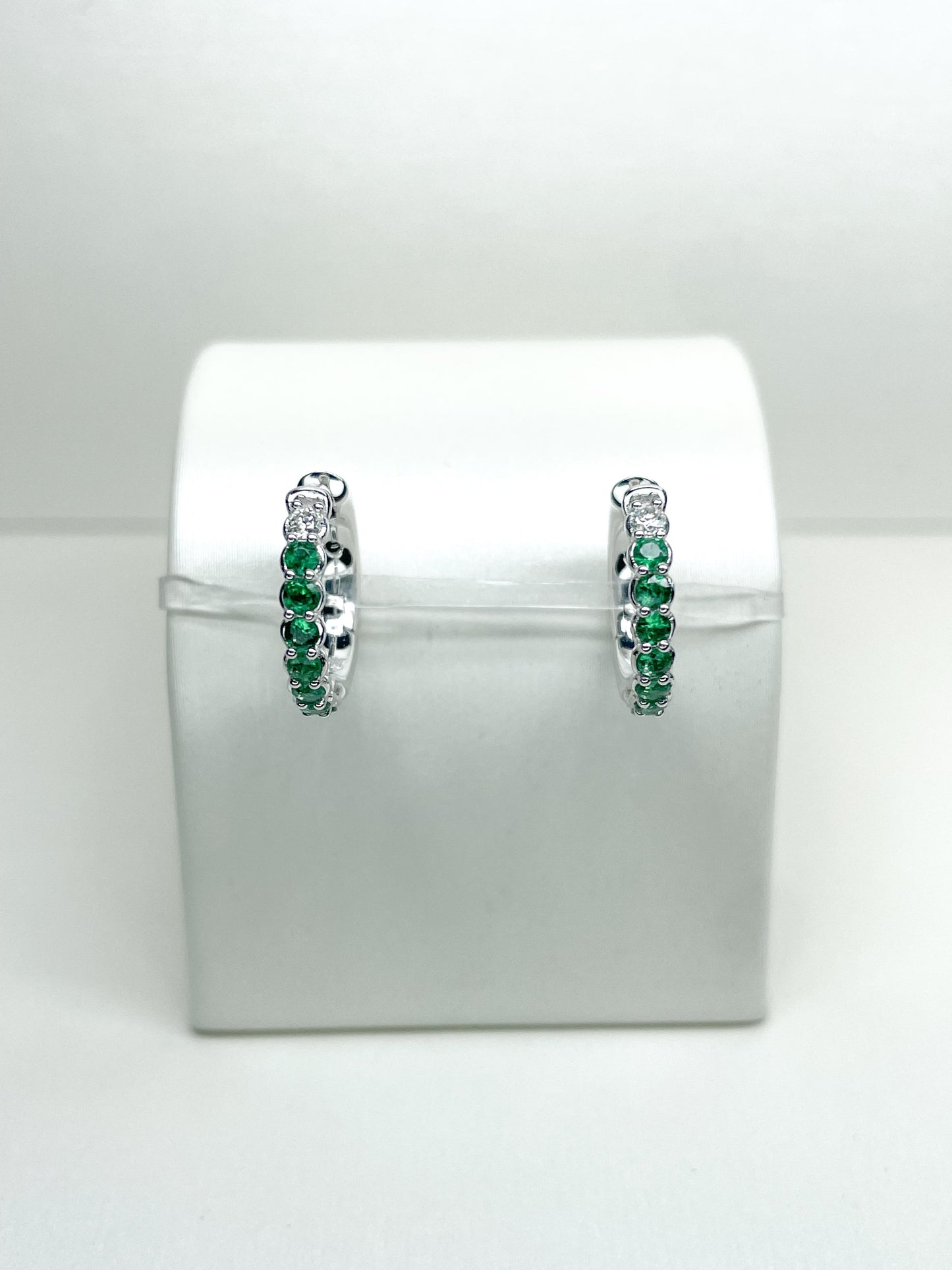 Orecchini a Cerchio in Oro Bianco con Smeraldi e Diamanti