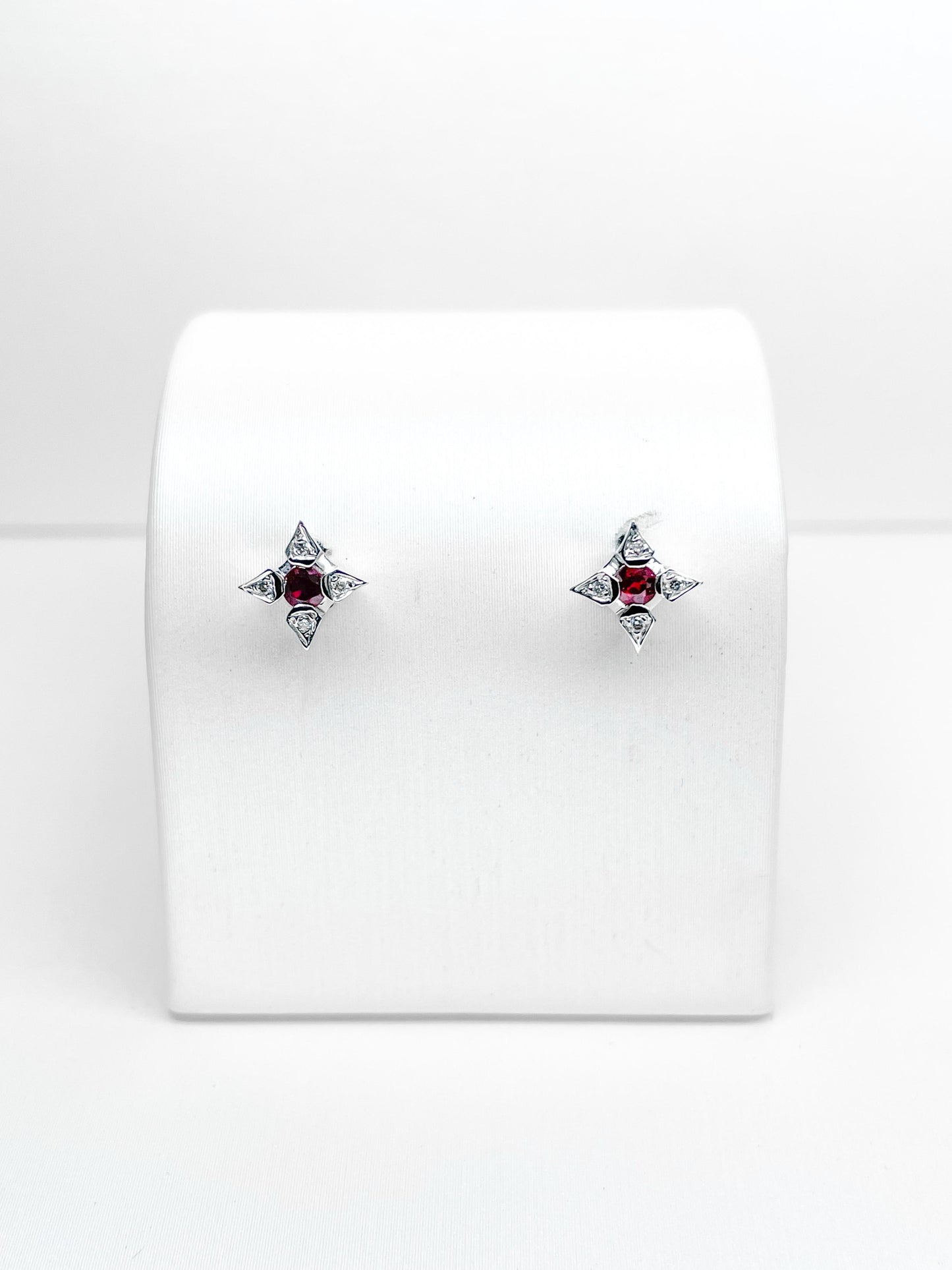 Orecchini a Perno in Oro Bianco con Rubini e Diamanti