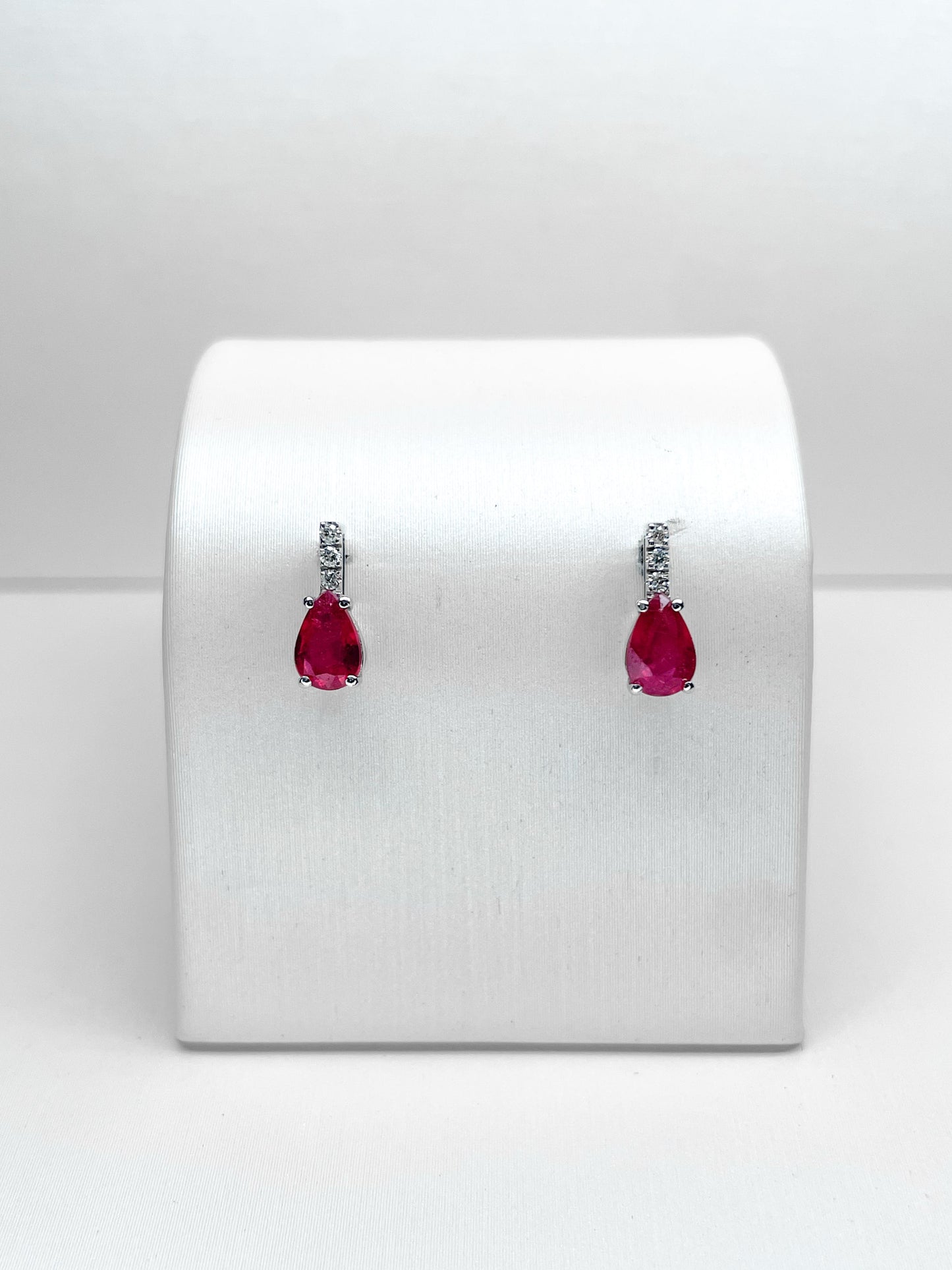 Orecchini a Perno in Oro Bianco con Rubini a Goccia e Diamanti