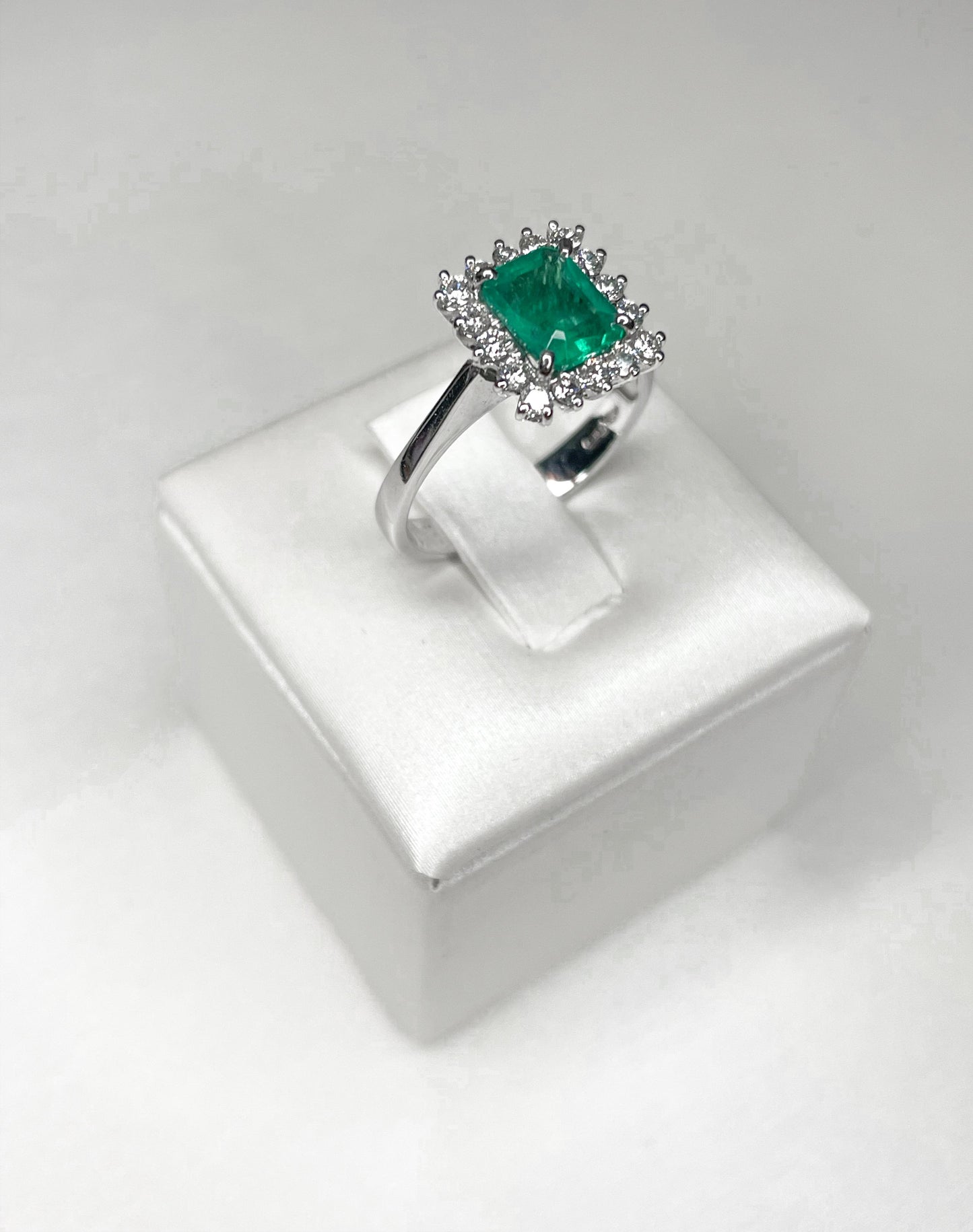 Anello in Oro bianco con Smeraldo e Diamanti