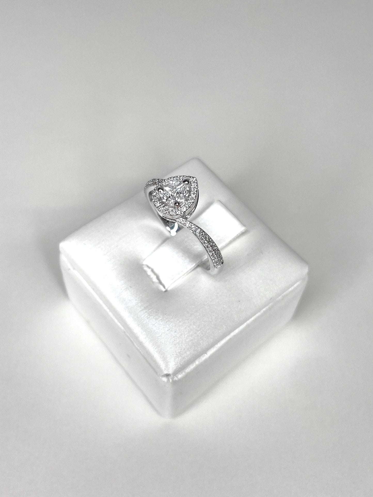 Anello solitario goccia e dimanti