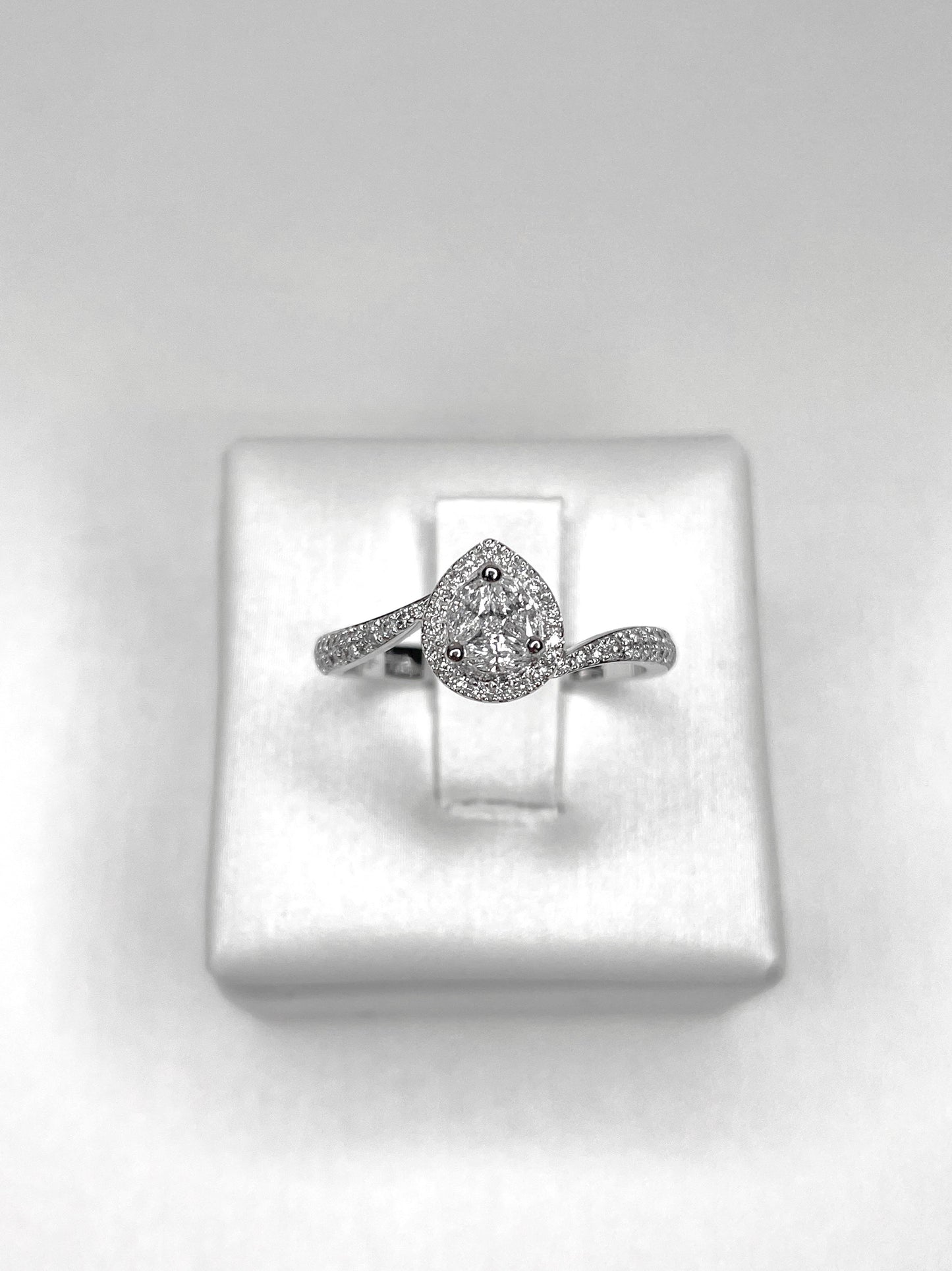 Anello solitario goccia e dimanti