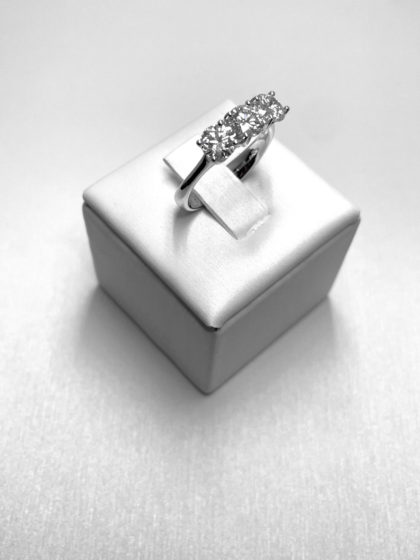 Trilogy in Oro Bianco e Diamanti 1.61 ct