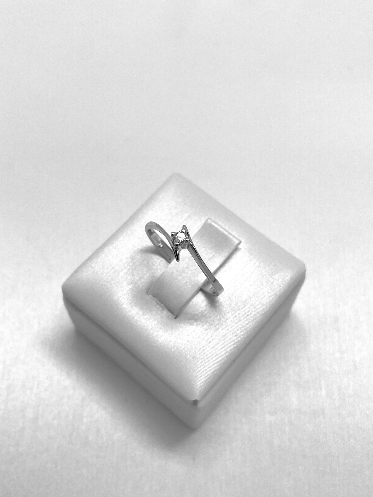 Anello Solitario Oro e Diamanti 0,05 ct