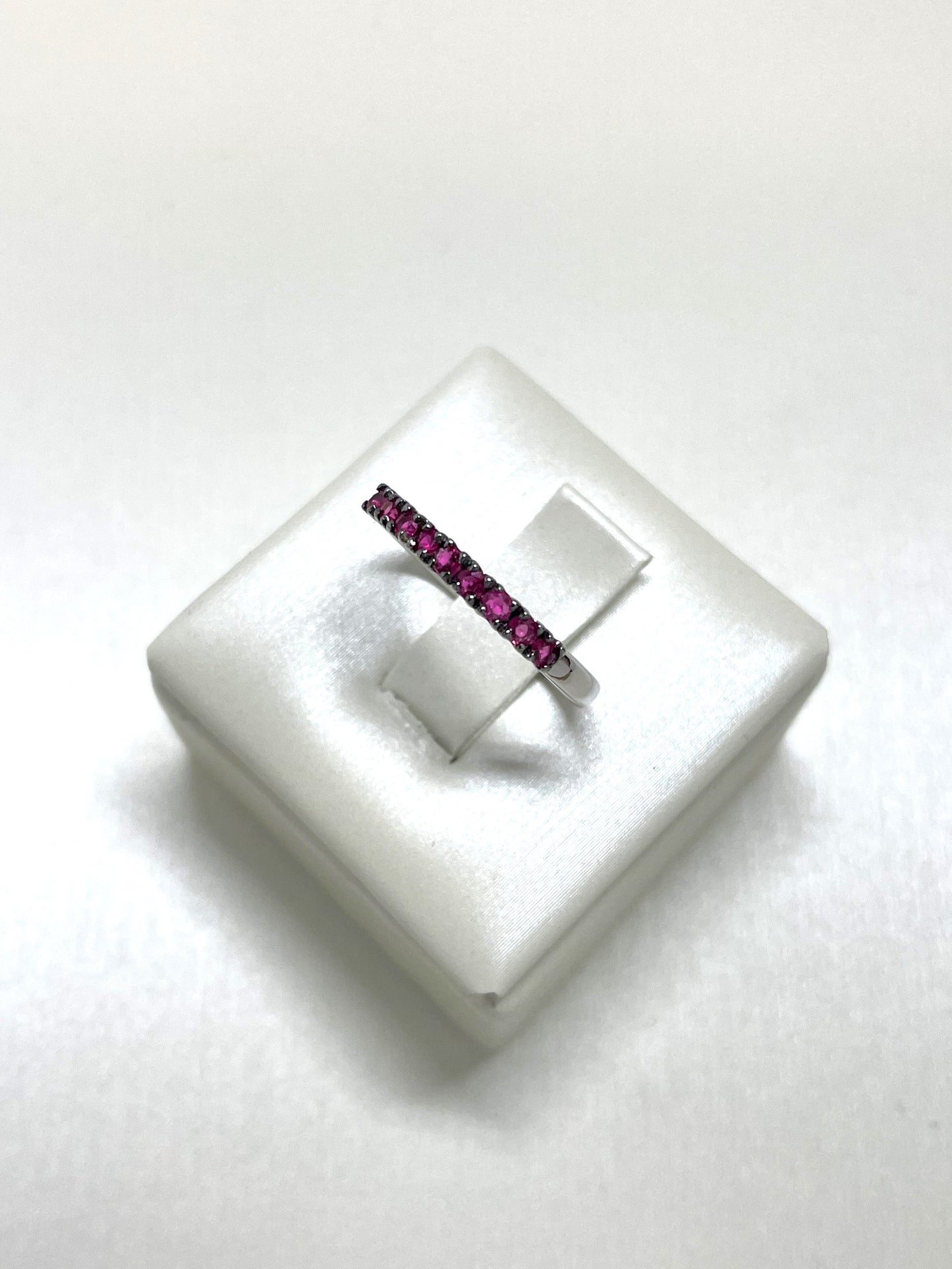 Anello Riviere oro Bianco e Rubini