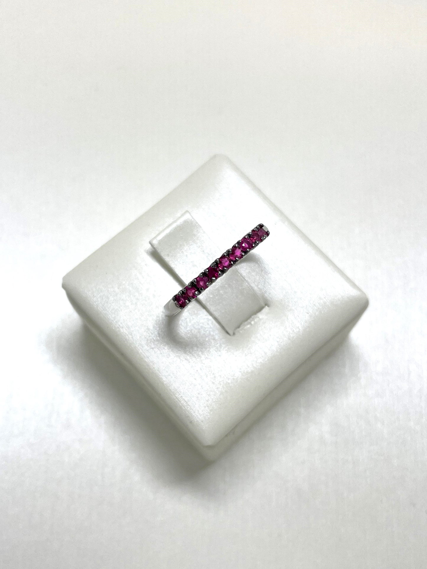 Anello Riviere oro Bianco e Rubini