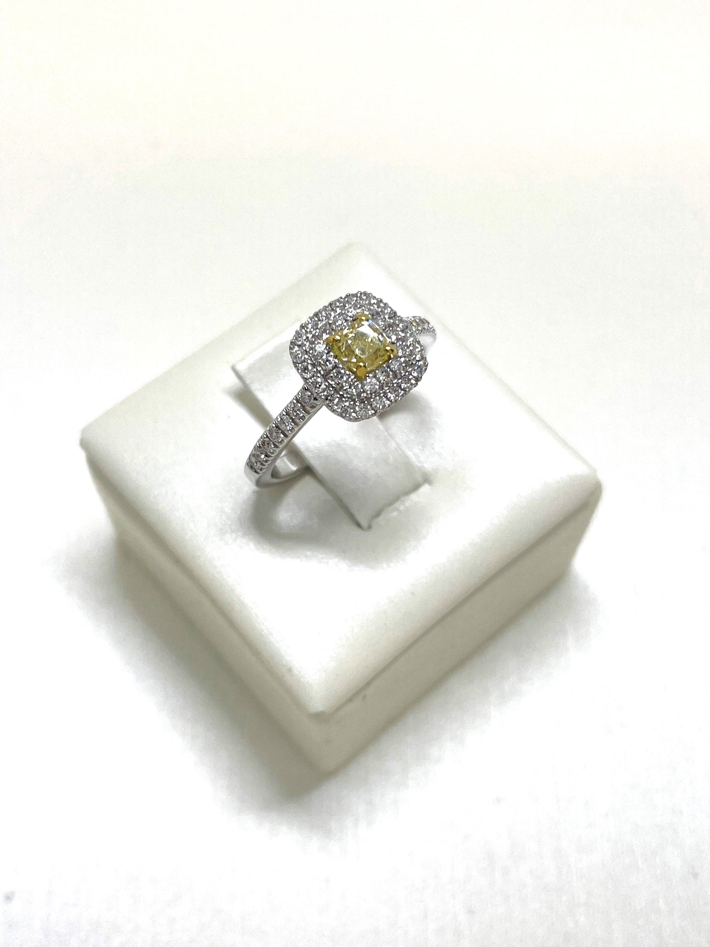 Anello Solitario Diamante Fancy