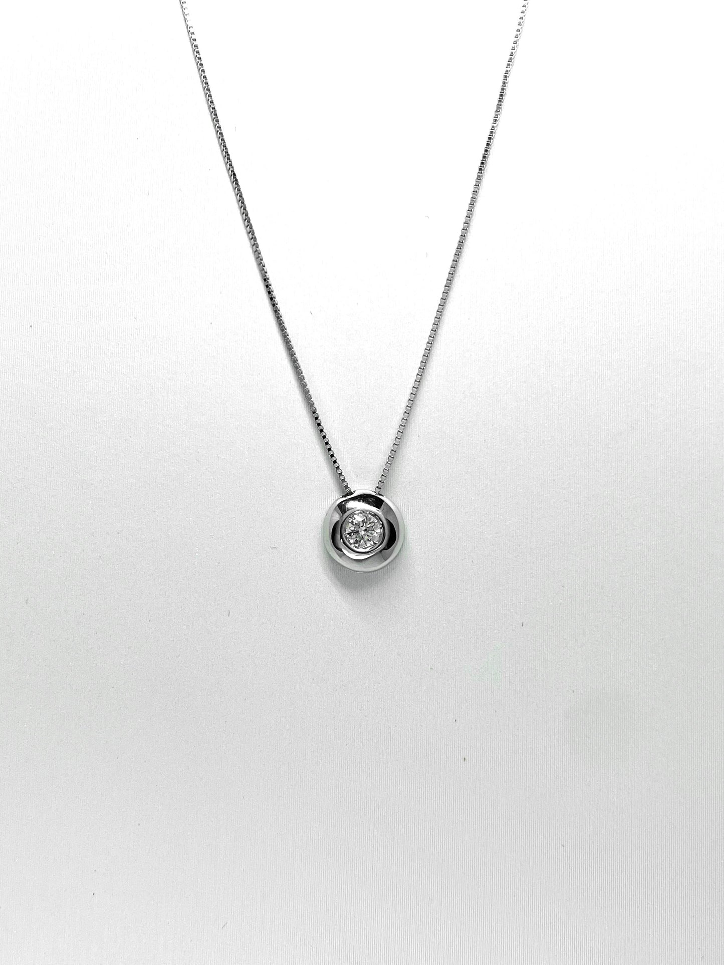 Collana punto luce bottone