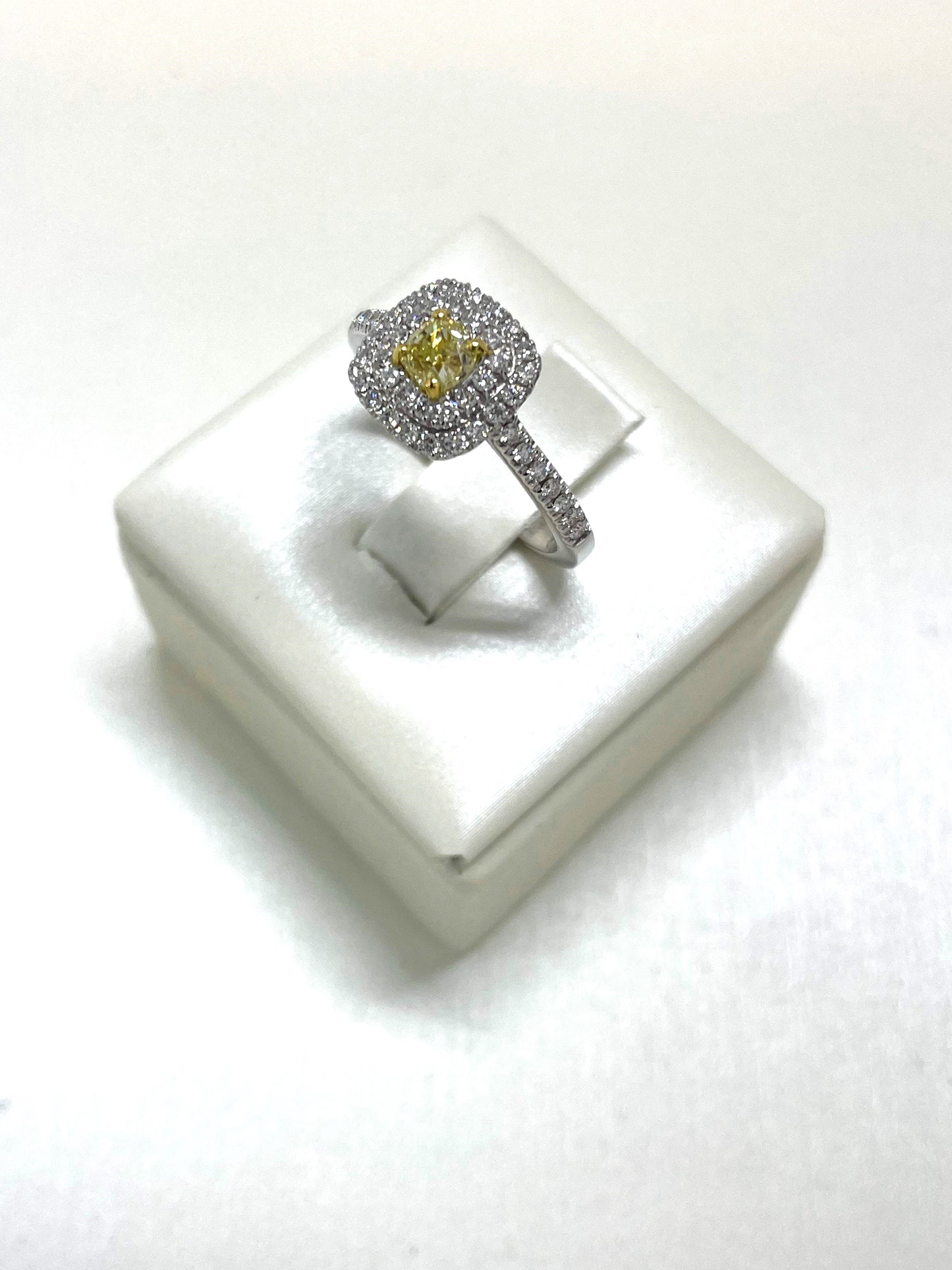 Anello Solitario Diamante Fancy