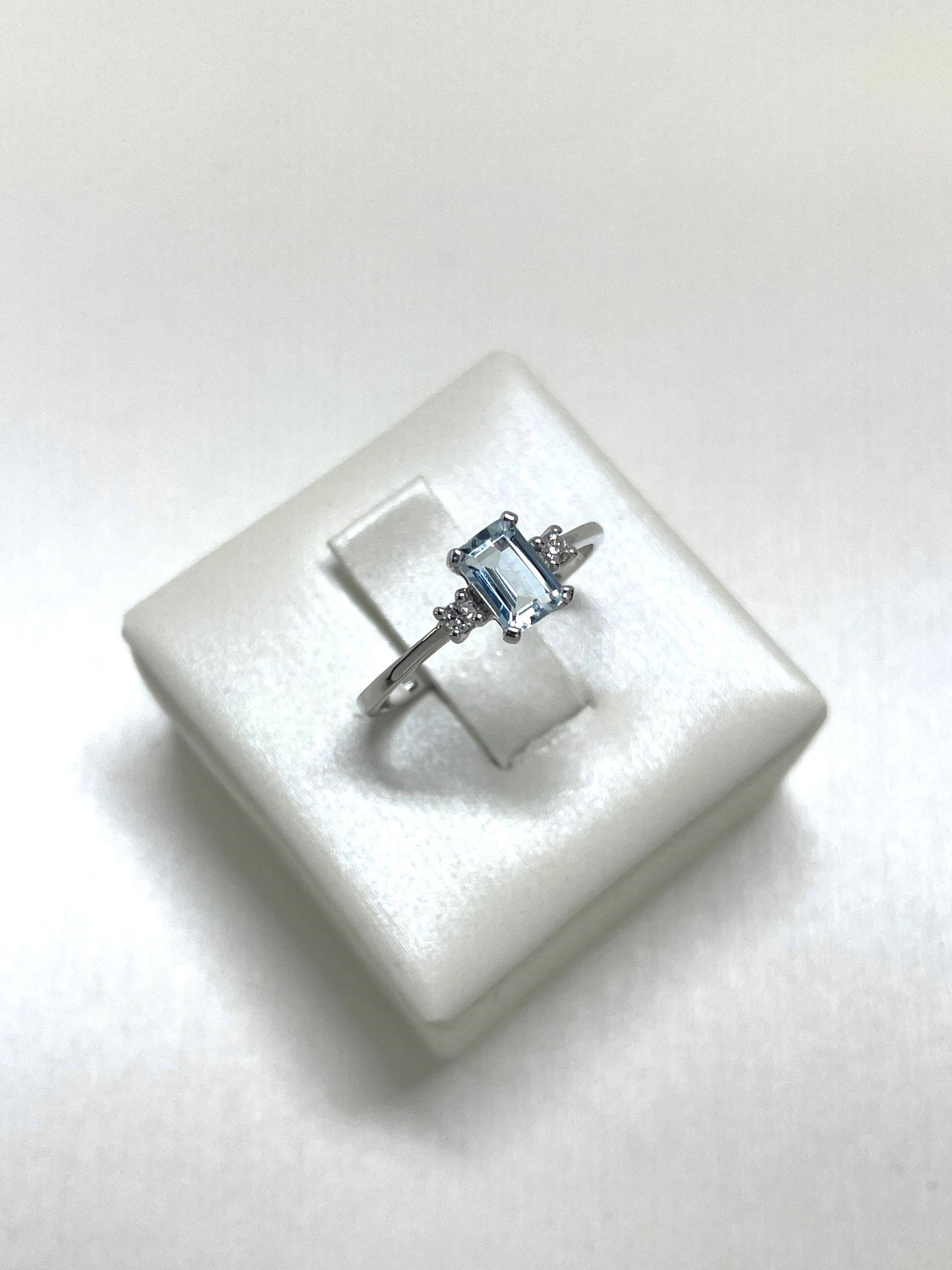 Anello Solitario Acqua Marina e Diamanti