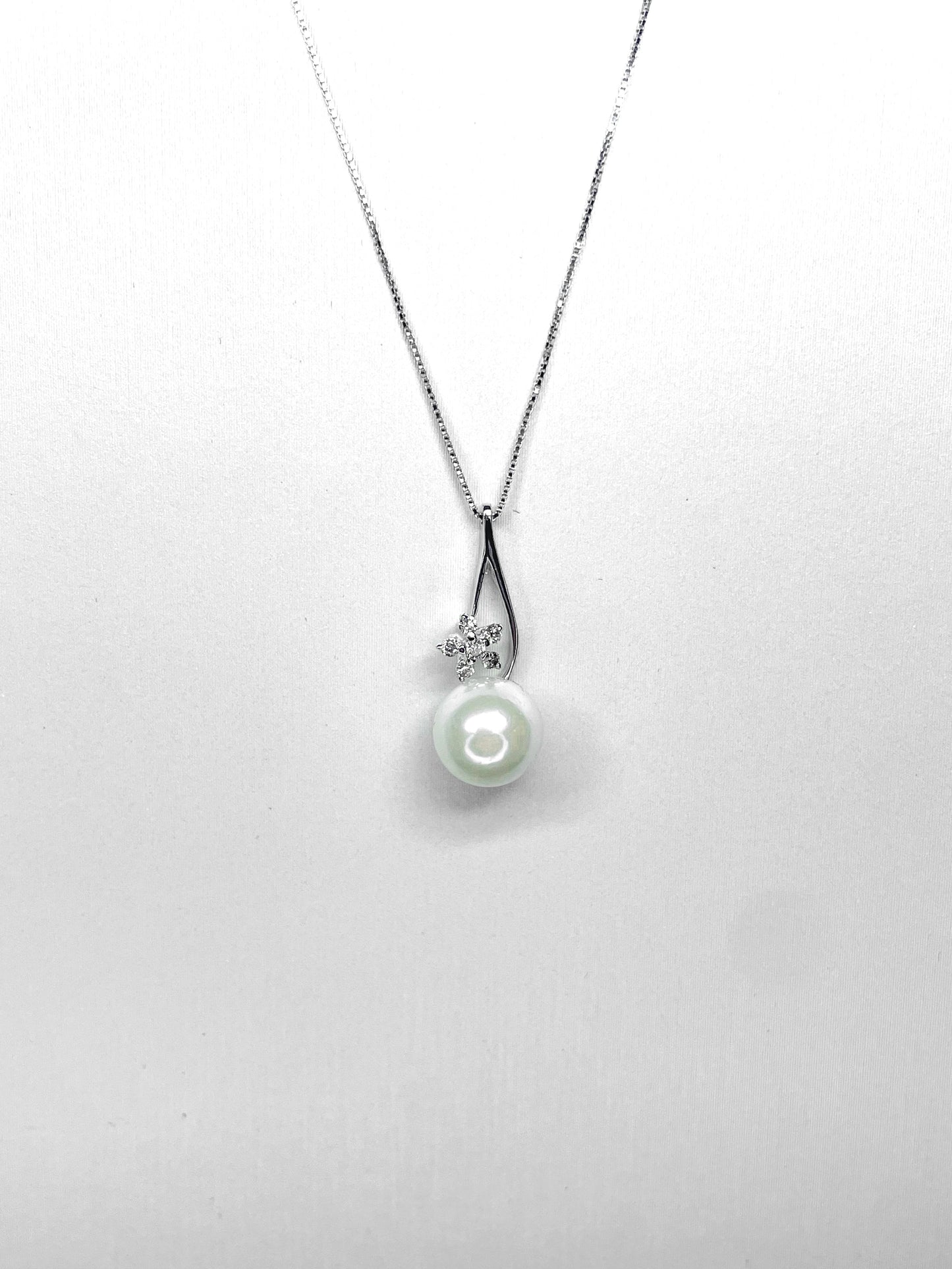 Pendente in Oro Bianco con Perla di Fiume e Diamanti