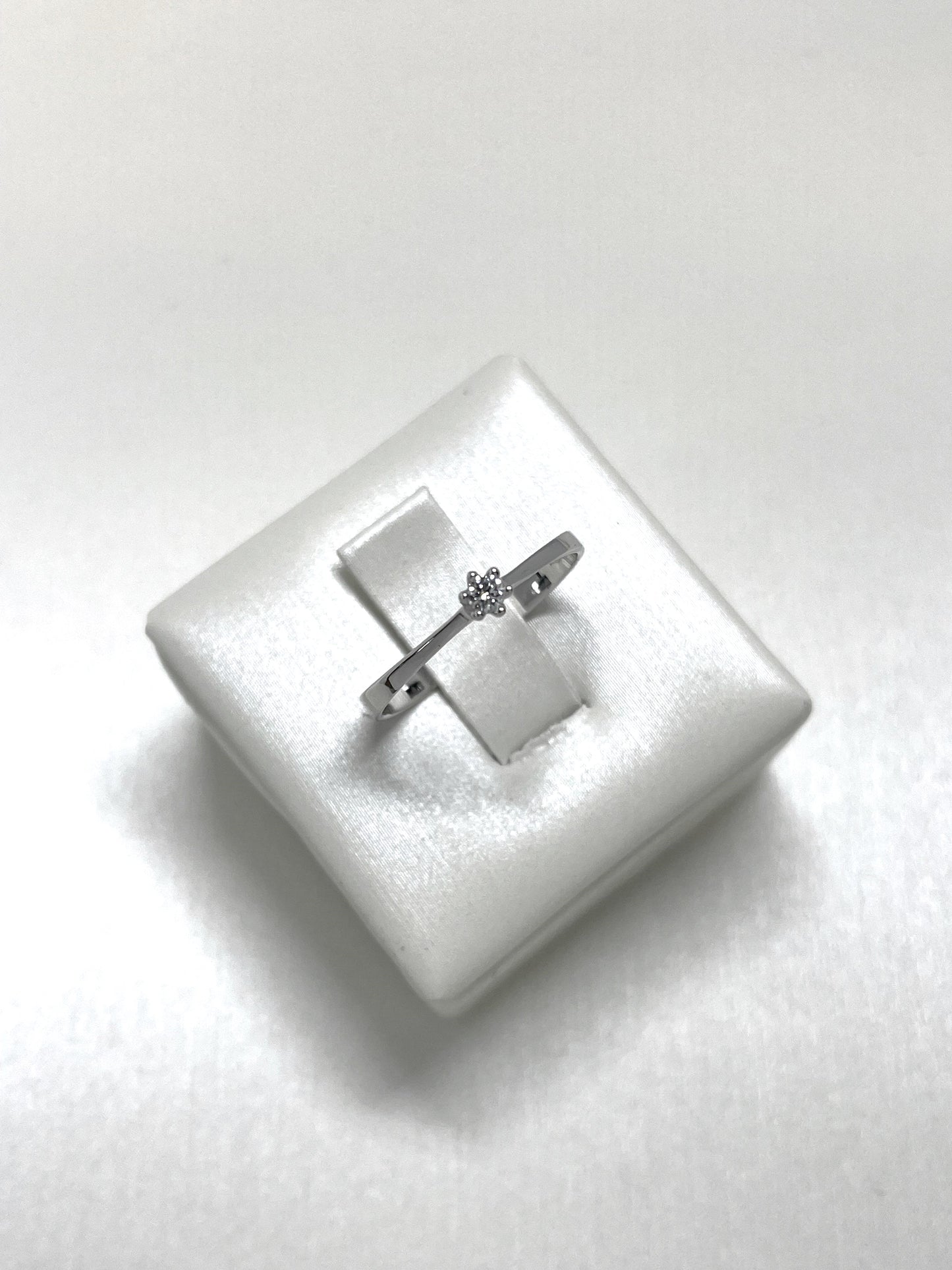 Anello Solitario 6 Griff Oro e Diamanti  0,05 ct.