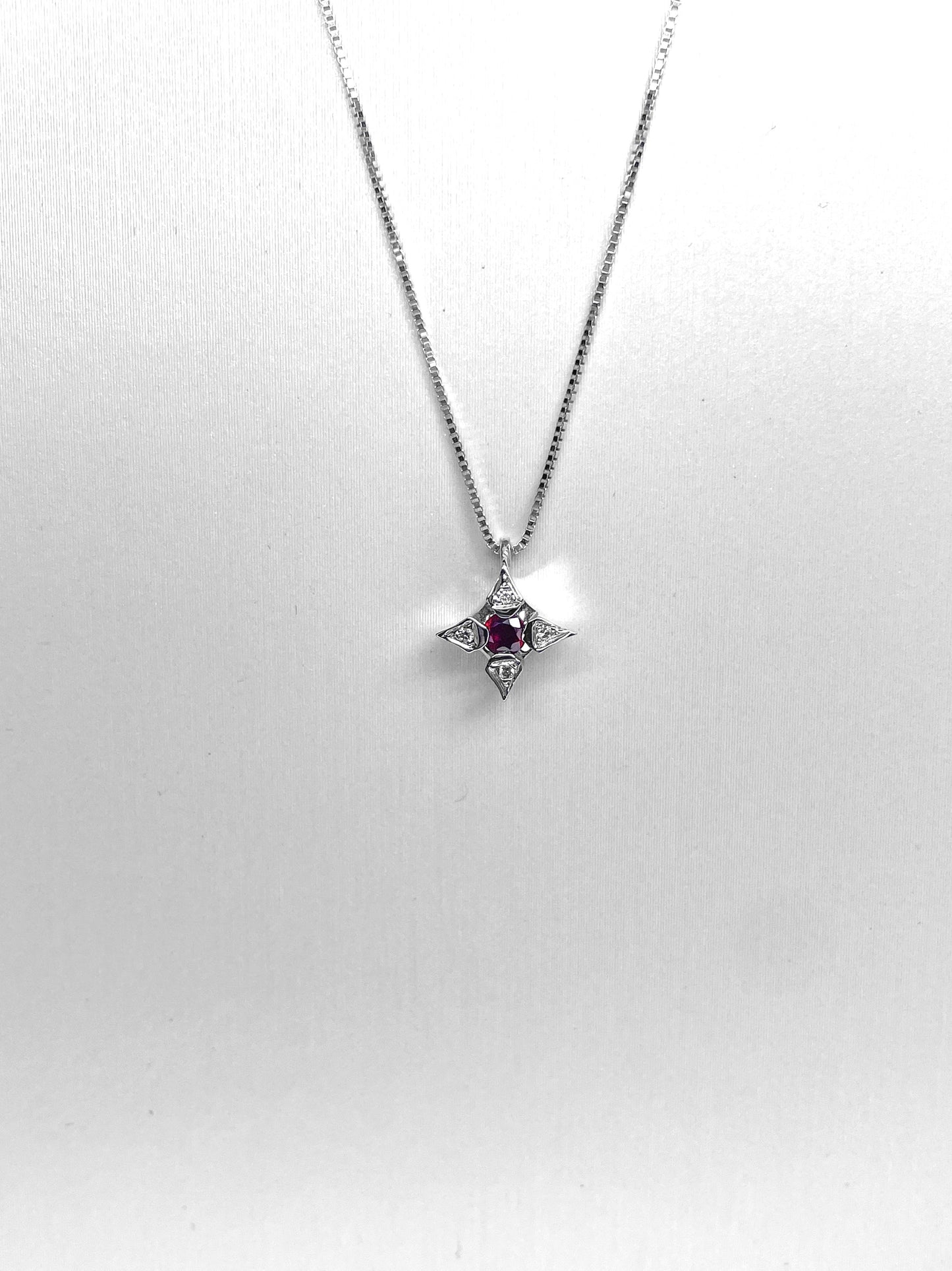 Pendente in Oro Bianco con Rubino e Diamanti
