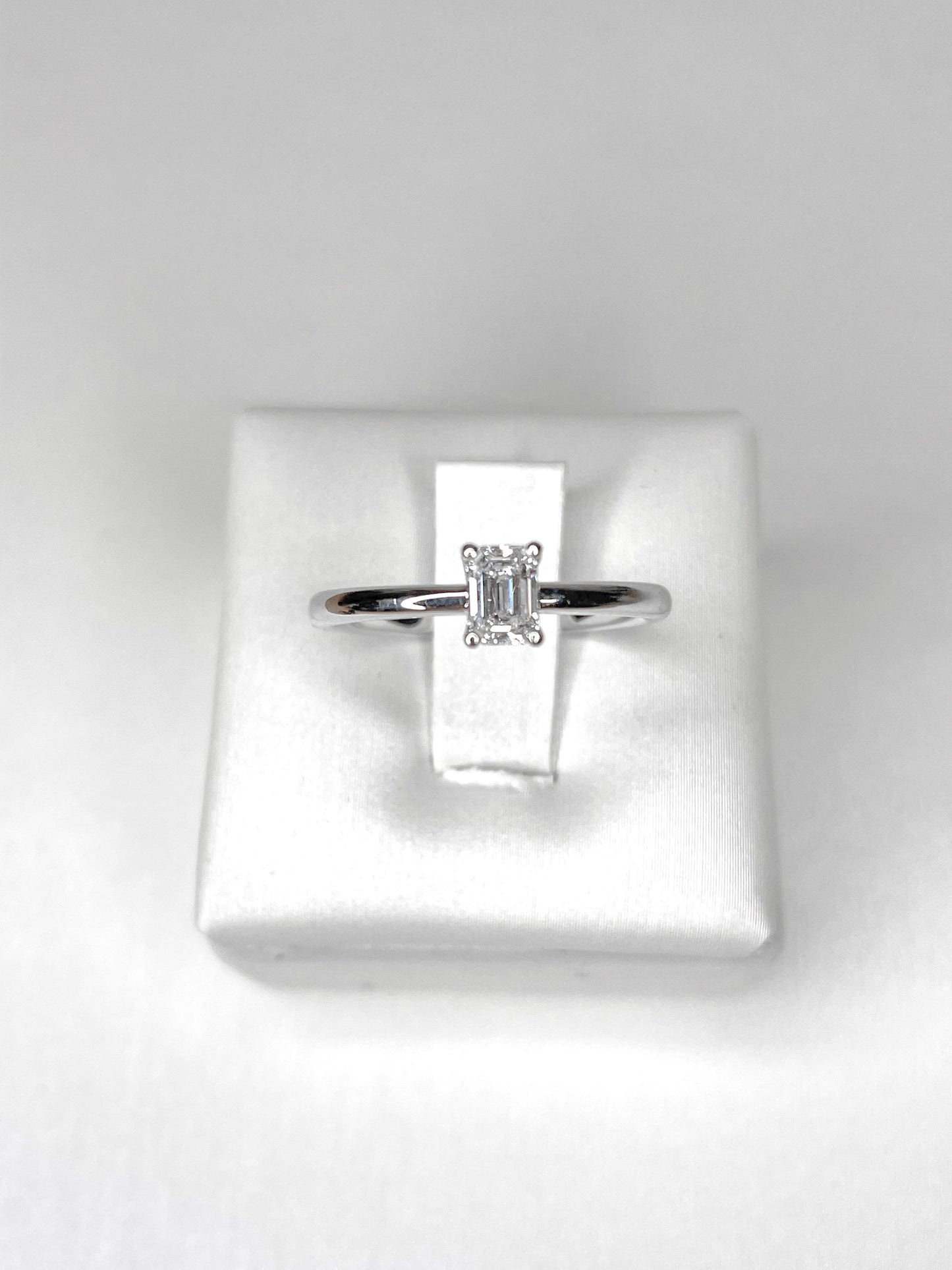 Anello Solitario Oro e Diamante taglio smeraldo