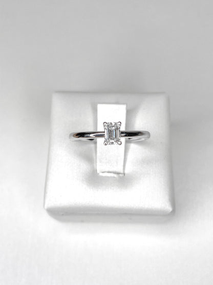 Anello Solitario Oro e Diamante taglio smeraldo