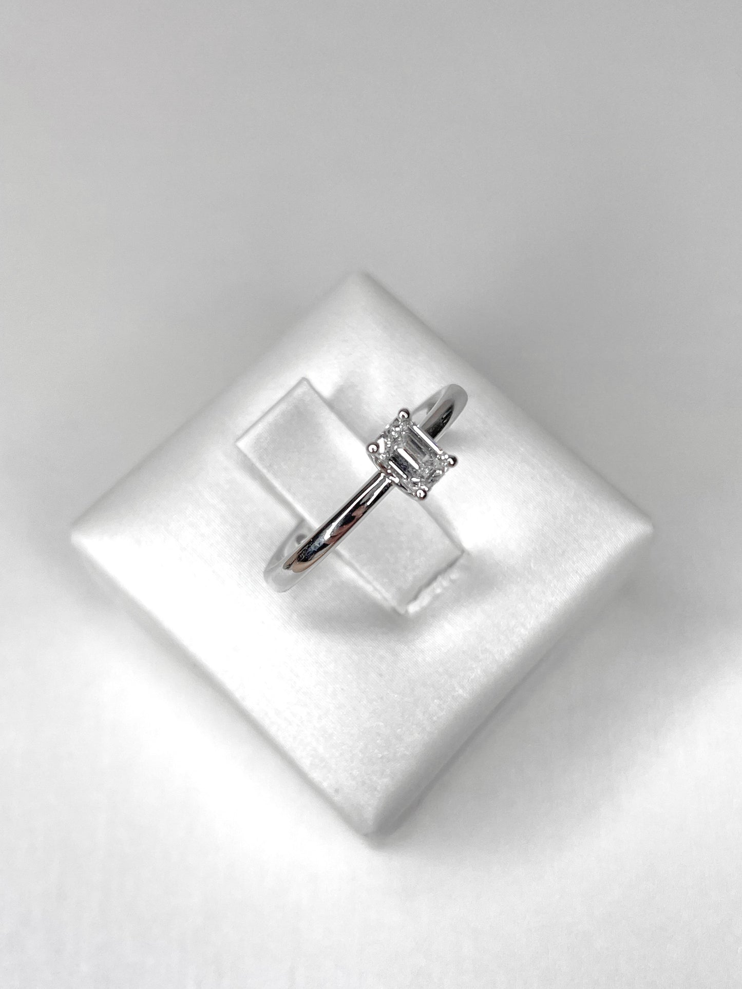 Anello Solitario Oro e Diamante taglio smeraldo