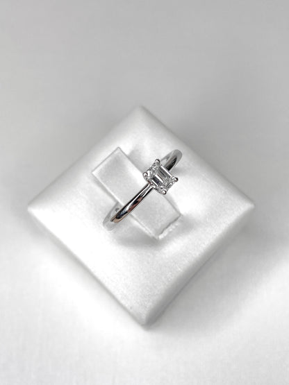 Anello Solitario Oro e Diamante taglio smeraldo
