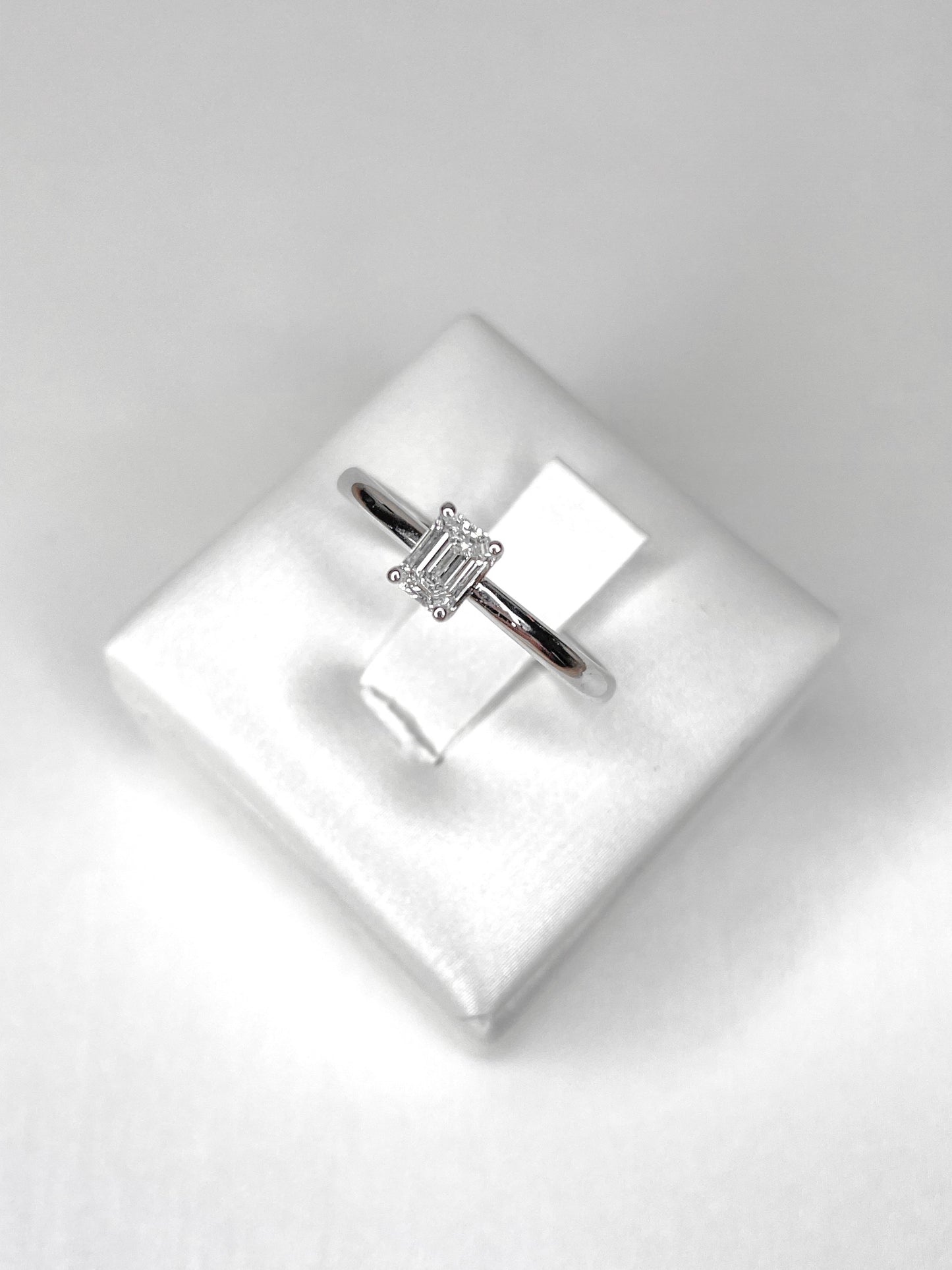 Anello Solitario Oro e Diamante taglio smeraldo