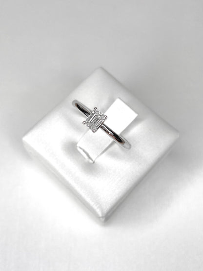 Anello Solitario Oro e Diamante taglio smeraldo