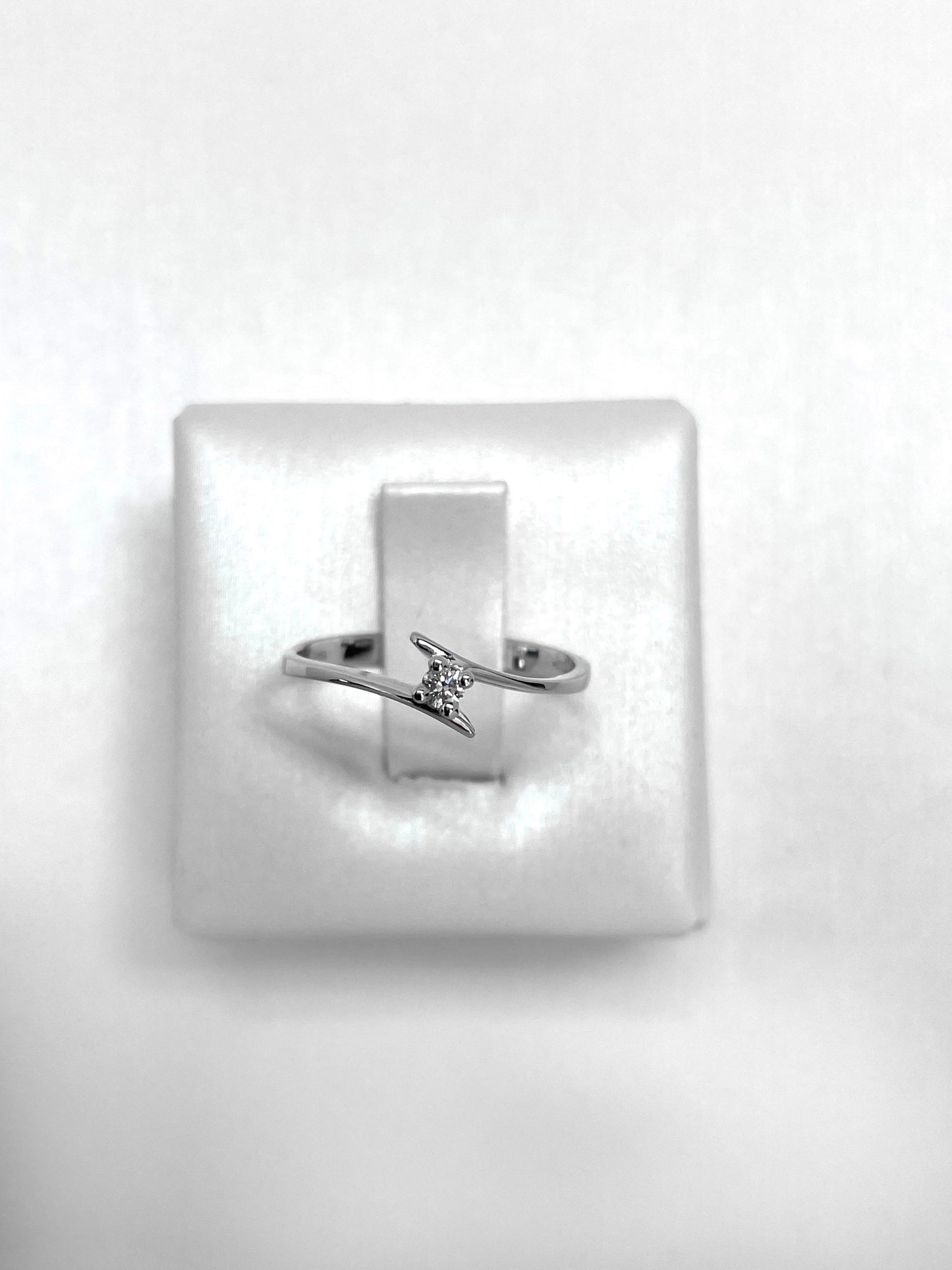 Anello Solitario Oro e Diamanti 0,05 ct